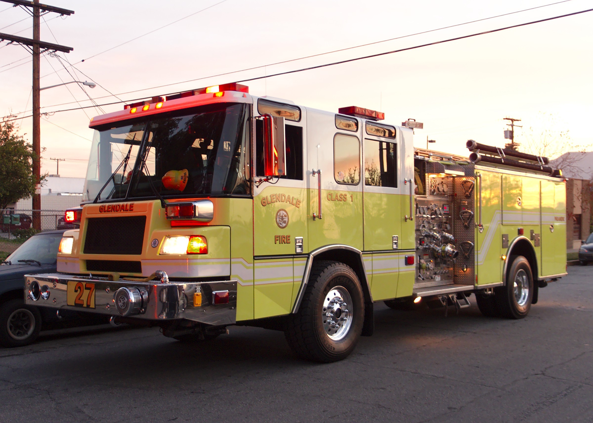 2400x1714 File:Glendale Fire Department truck in Burbank 2015-01-19.jpg