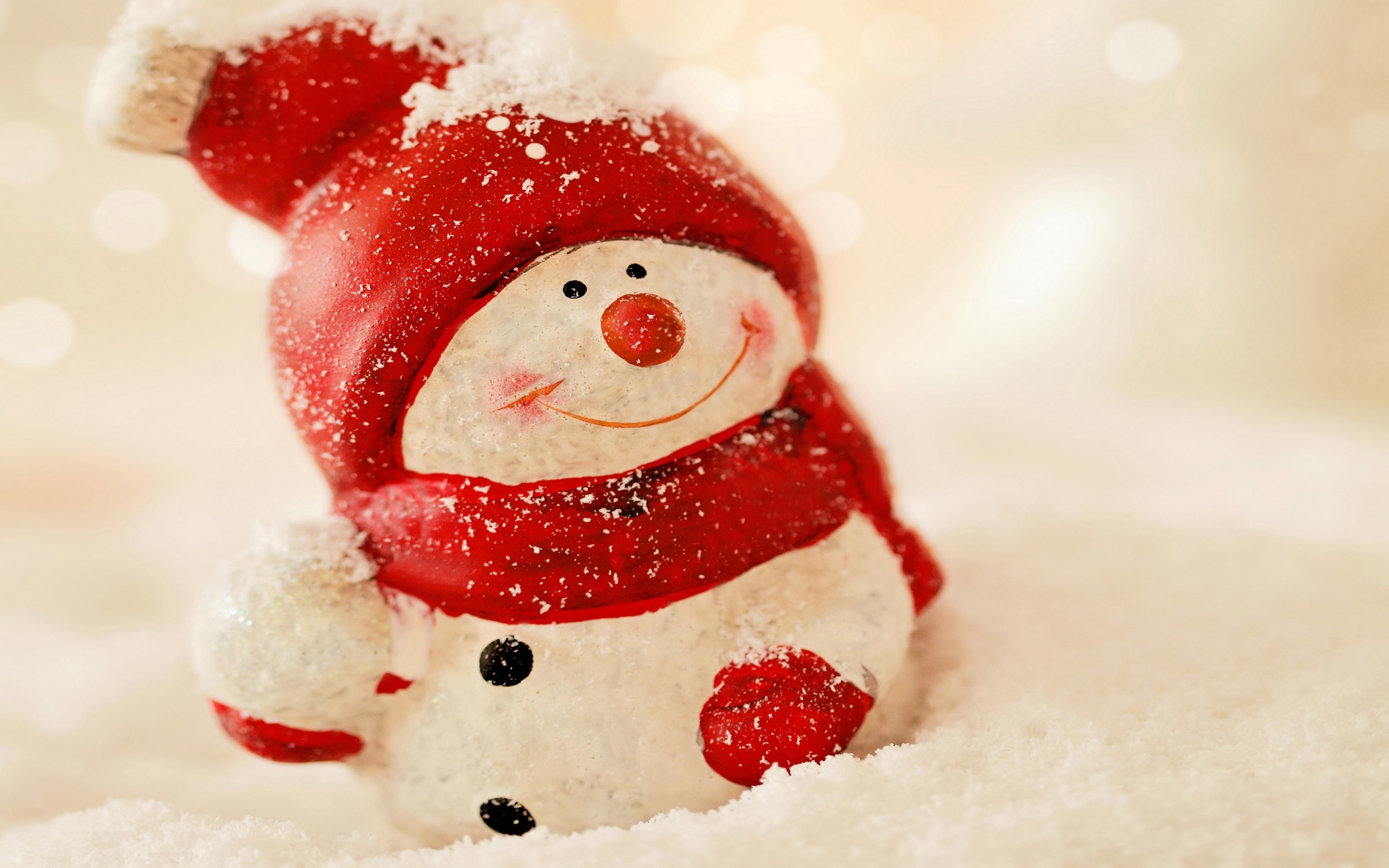 2880x1800 Happy cute snowman with red hat standing in white snow