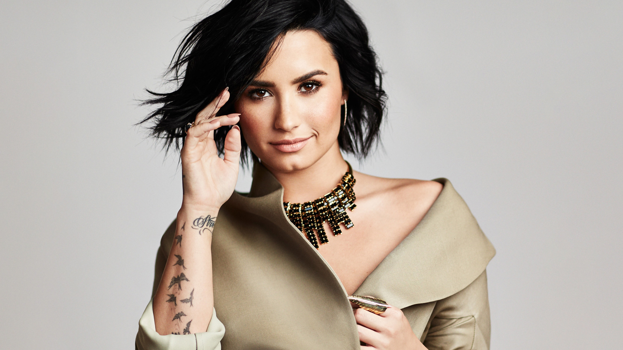 2516x1415 Music - Demi Lovato Singer Necklace Brown Eyes Brunette Tattoo American  Wallpaper