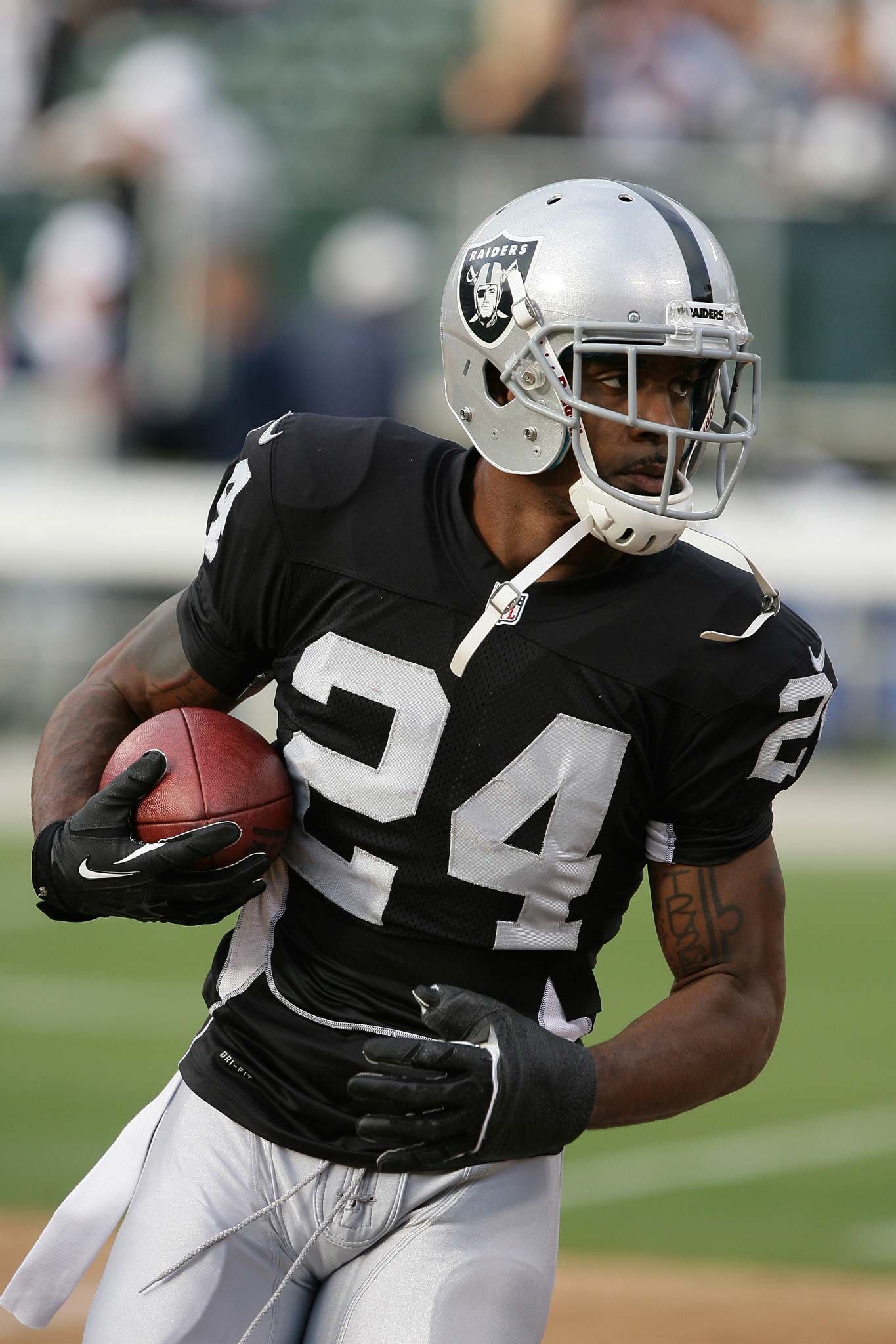1365x2048 Oakland Raiders safety Charles Woodson helped seal the win over the San  Diego Chargers on Sunday