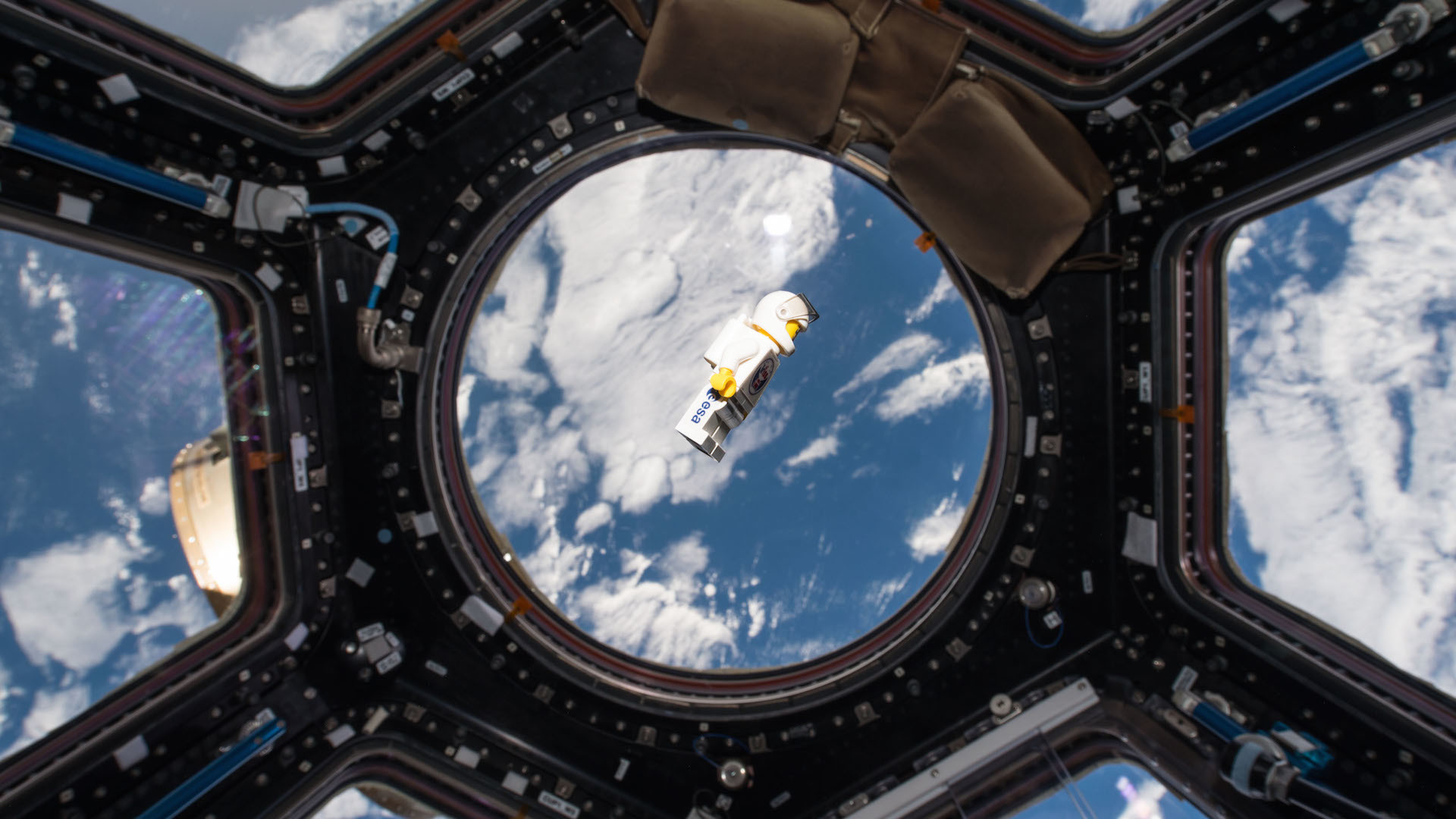 1920x1080 LEGO Zero-G Astronaut on the ISS [] ...