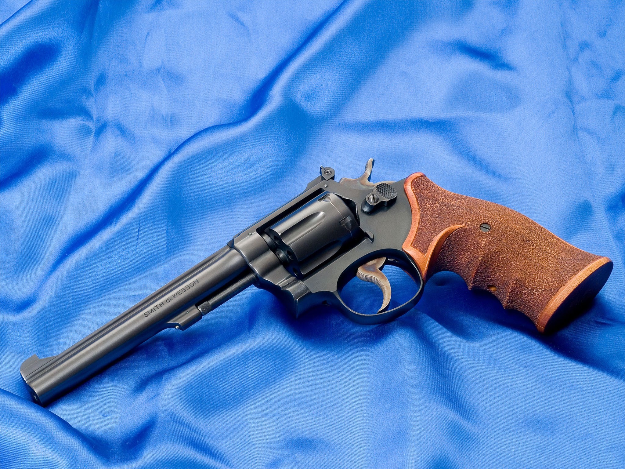 2048x1536 High Resolution Wallpaper = smith and wesson revolver
