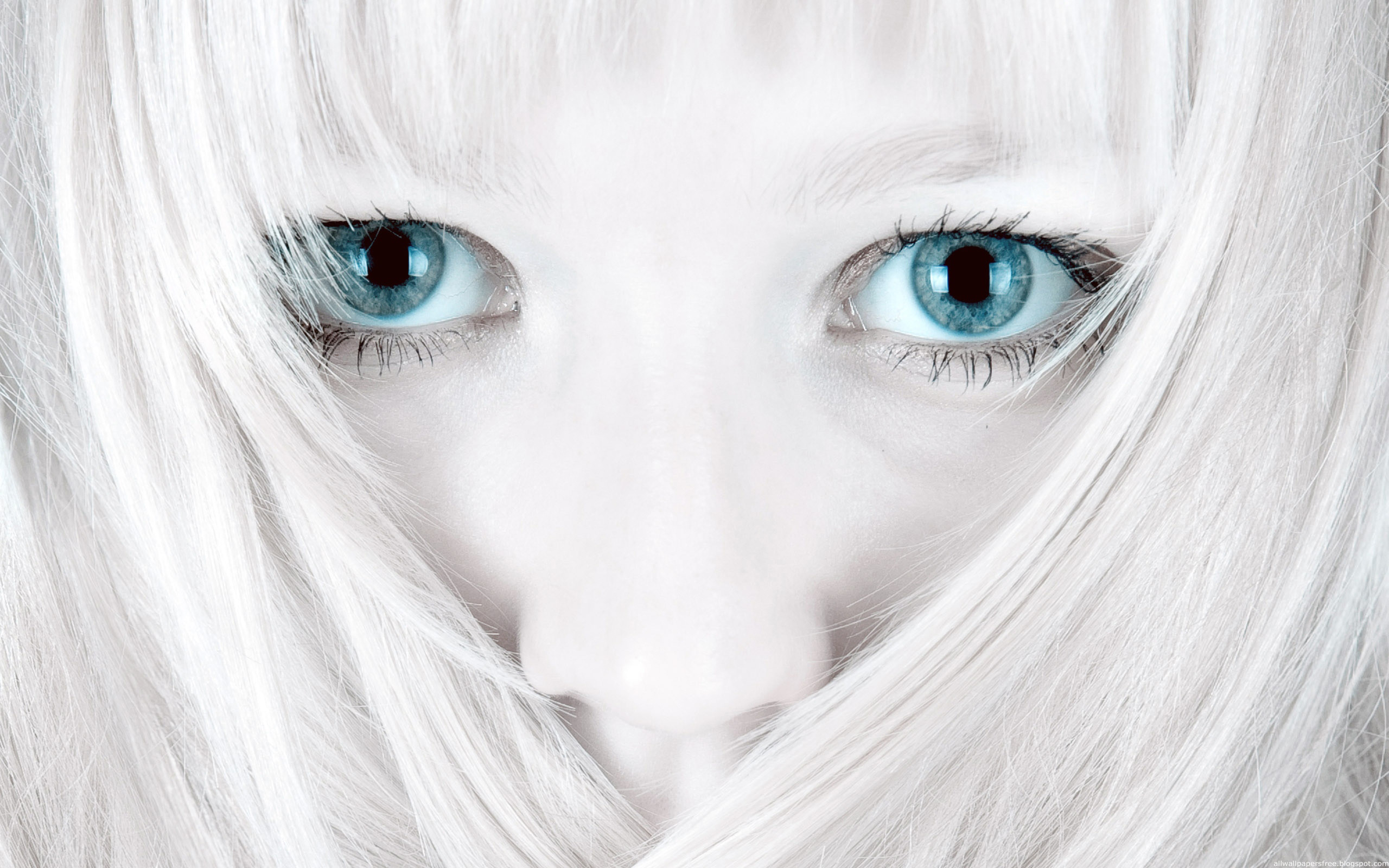2560x1600 Light Blue Eyes