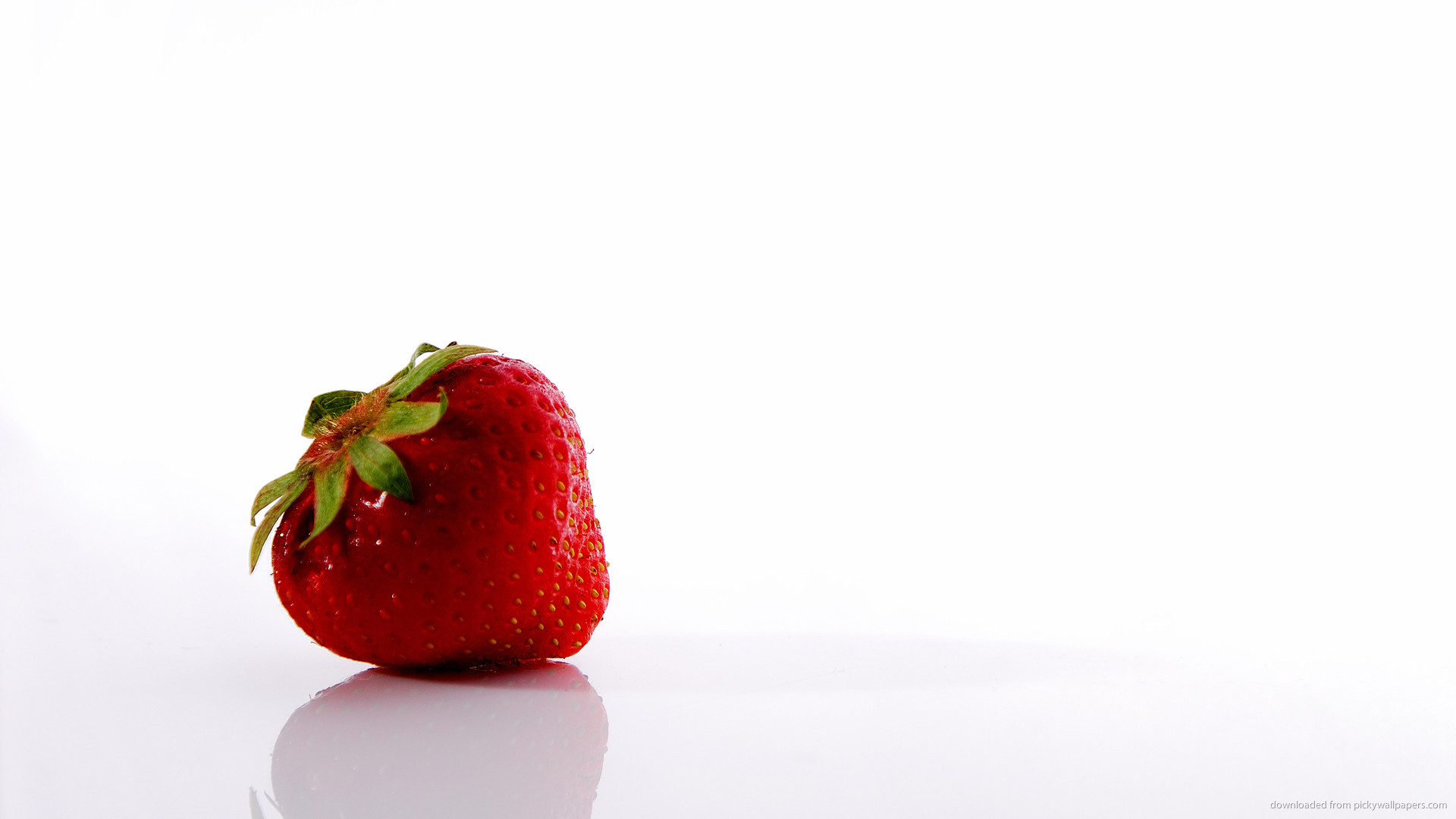 1920x1080 HD Juicy Strawberry On The White Background wallpaper