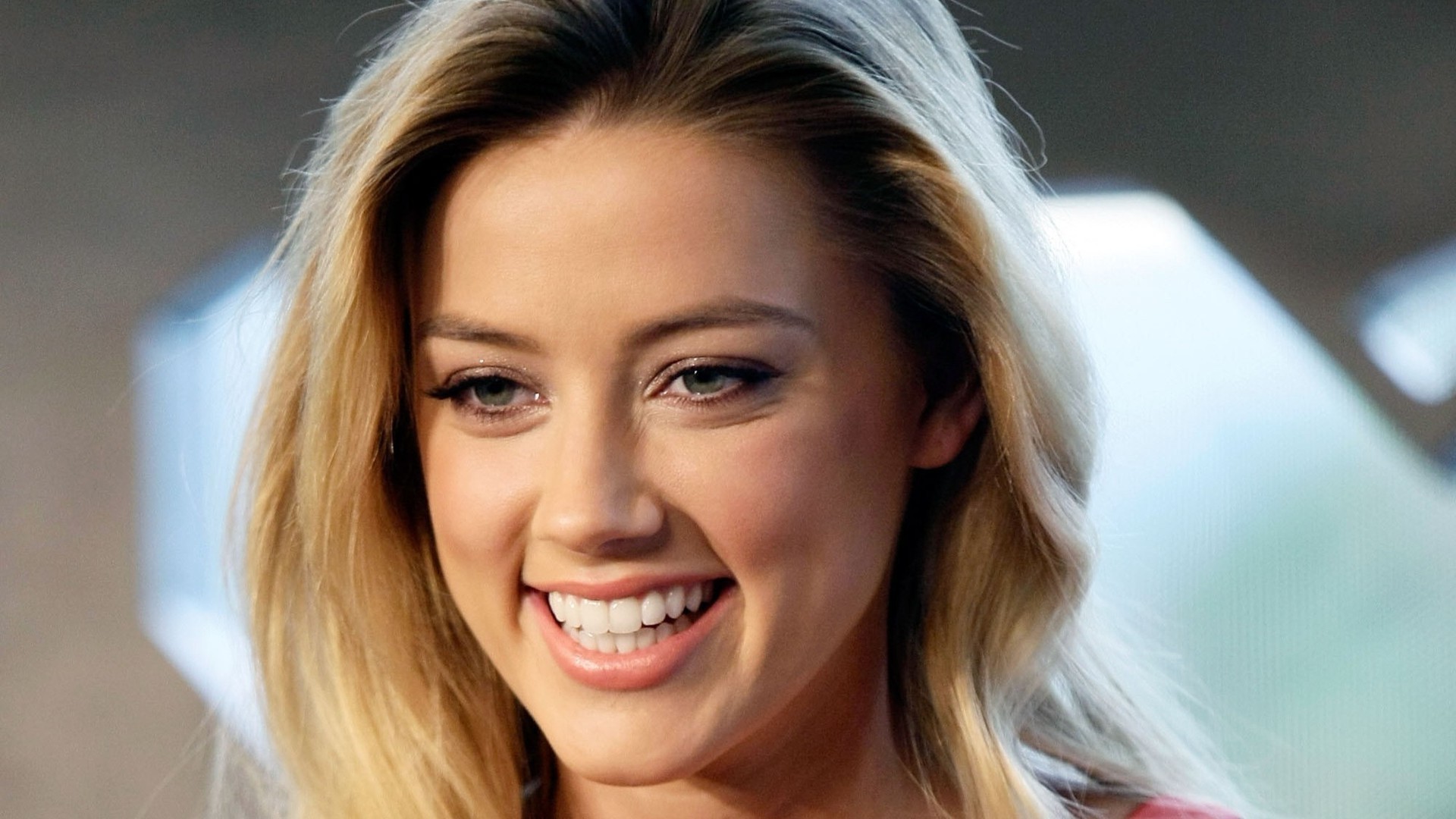 1920x1080 Famous American Hollywood Moive Actress Amber Heard with Cute Smi...