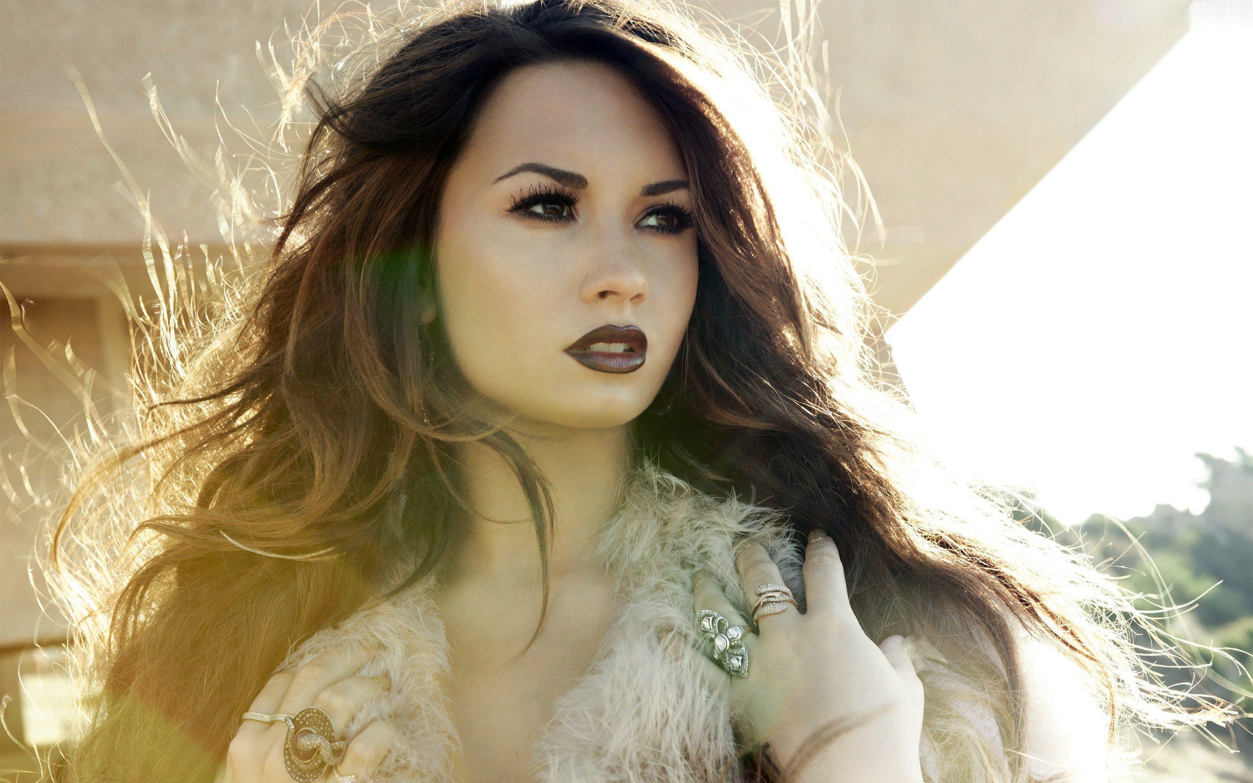 2560x1600 Demi Lovato Background