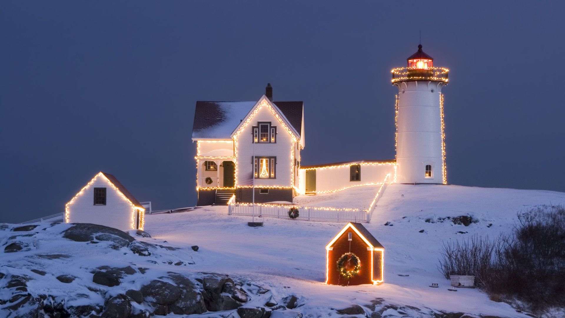 1920x1080 christmas-wallpaper-lighthouse-scene-snow