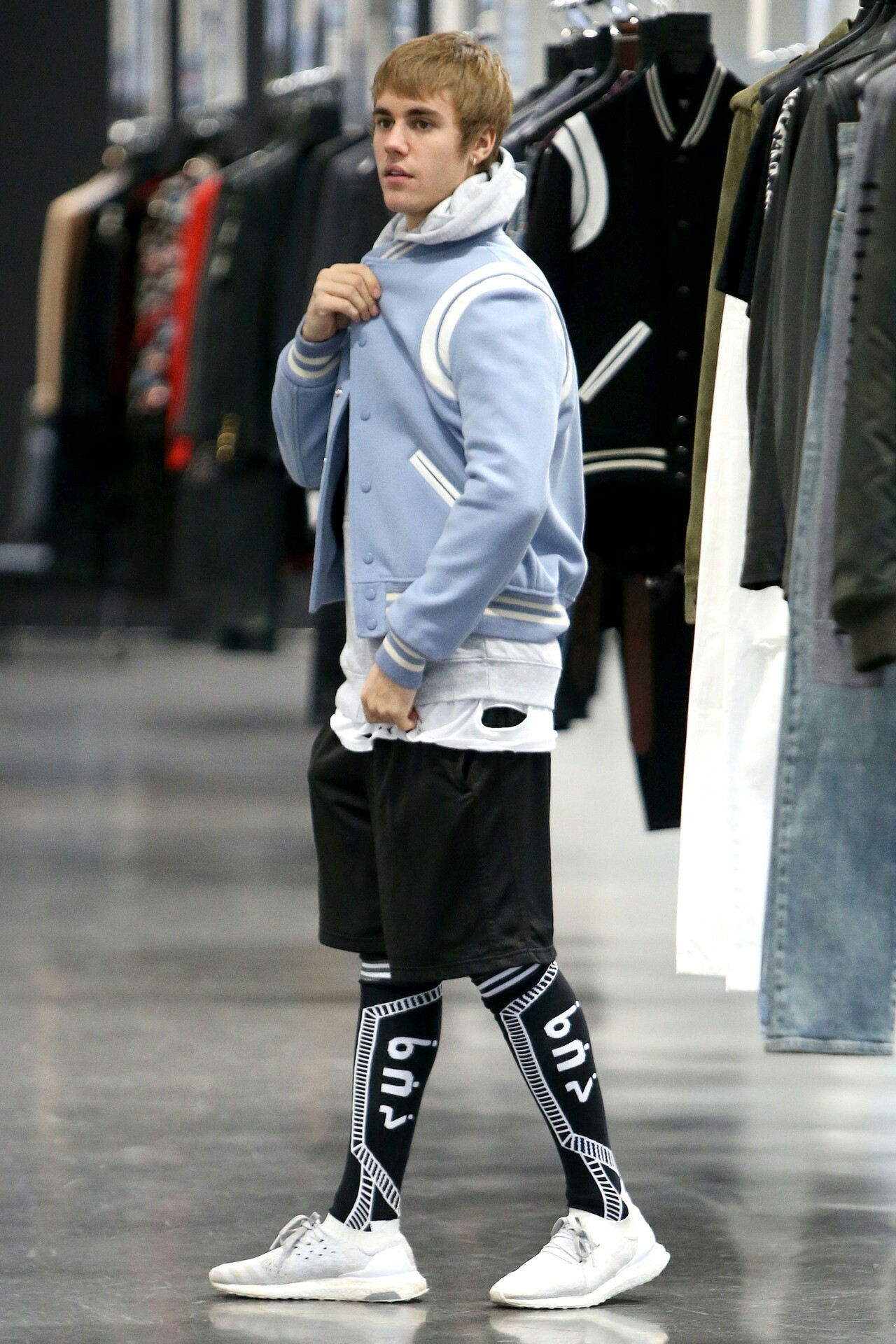 1280x1920 Justin Bieber shopping in Beverly Hills