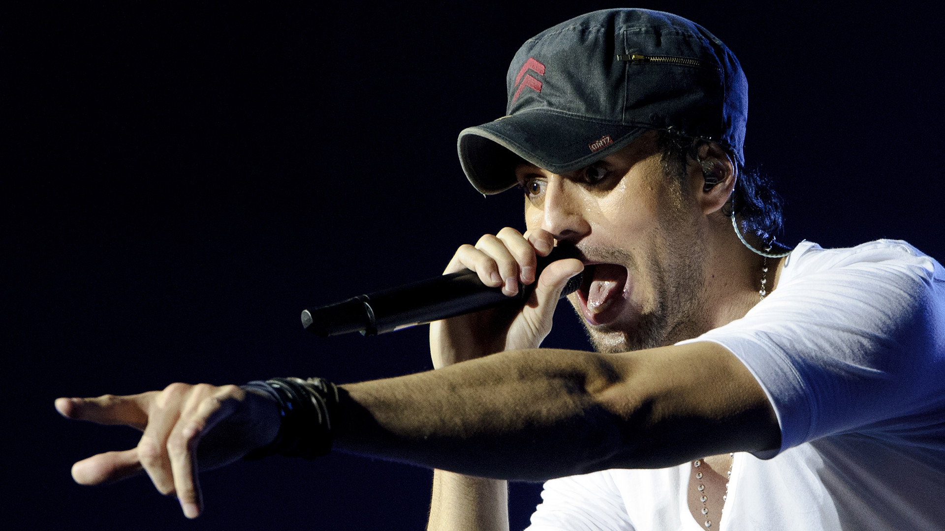 1920x1080 Enrique Iglesias' fingers sliced in mid-concert drone accident - TODAY.com