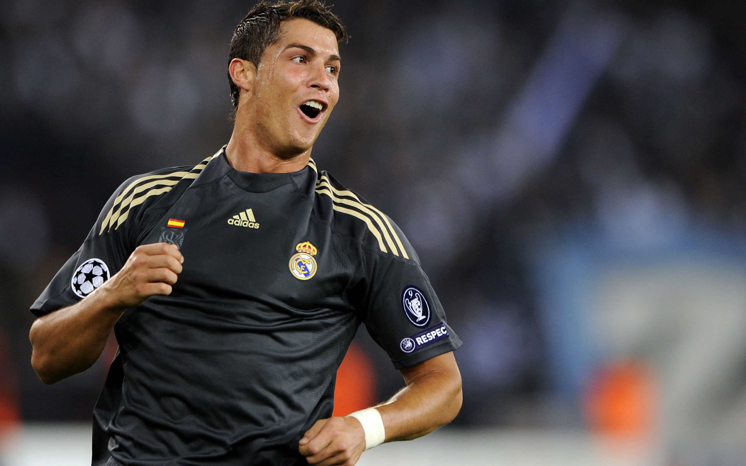 2560x1600 Cristiano Ronaldo black Real Madrid jersey (2)