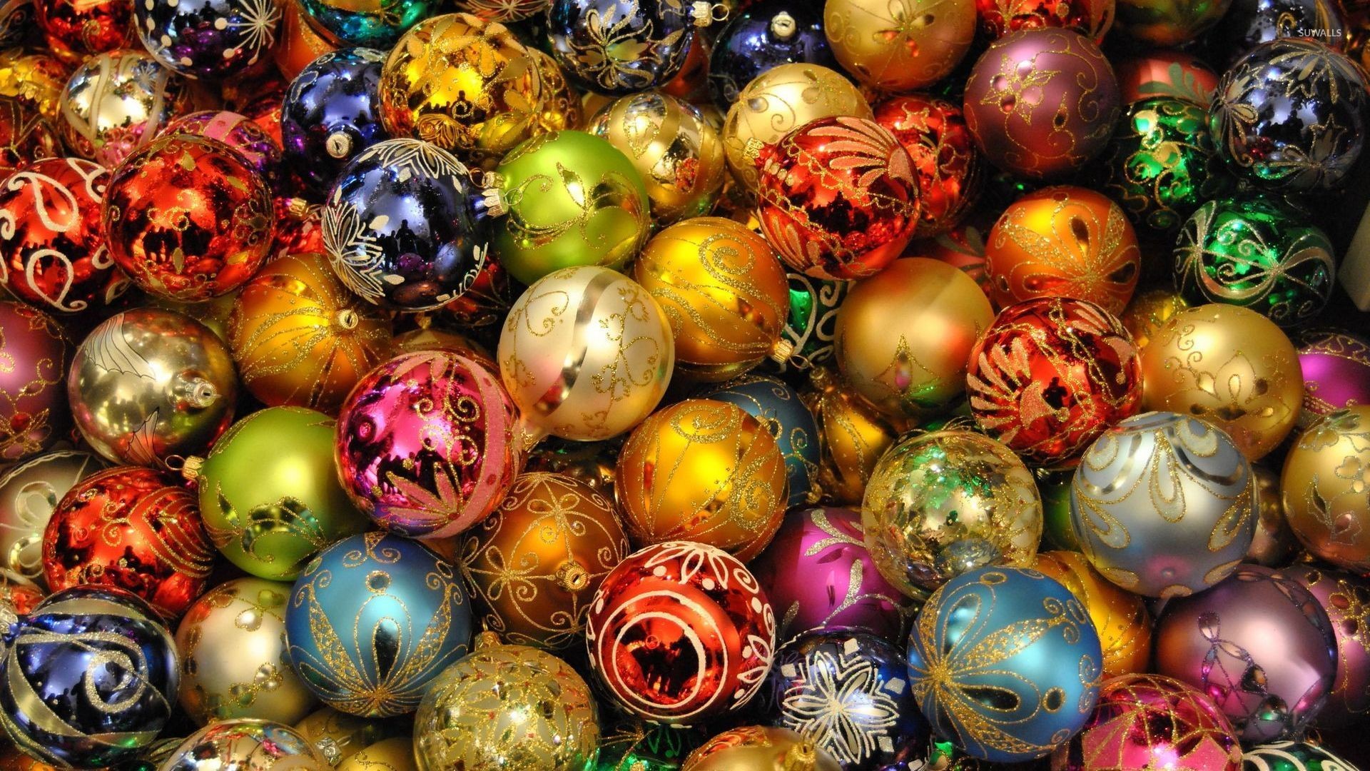 1920x1080 Christmas lights reflecting in the colorful baubles .