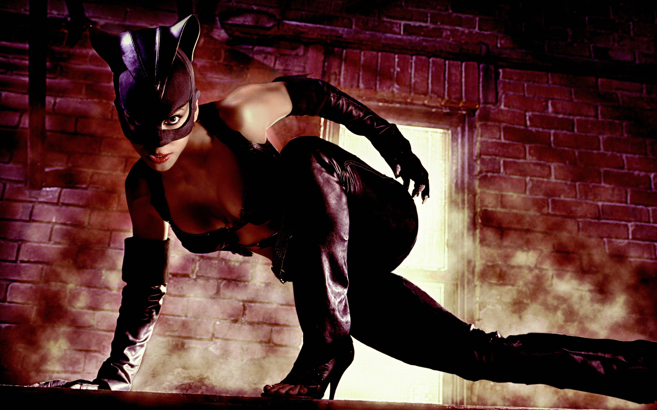 2560x1600 Halle Berry Catwoman