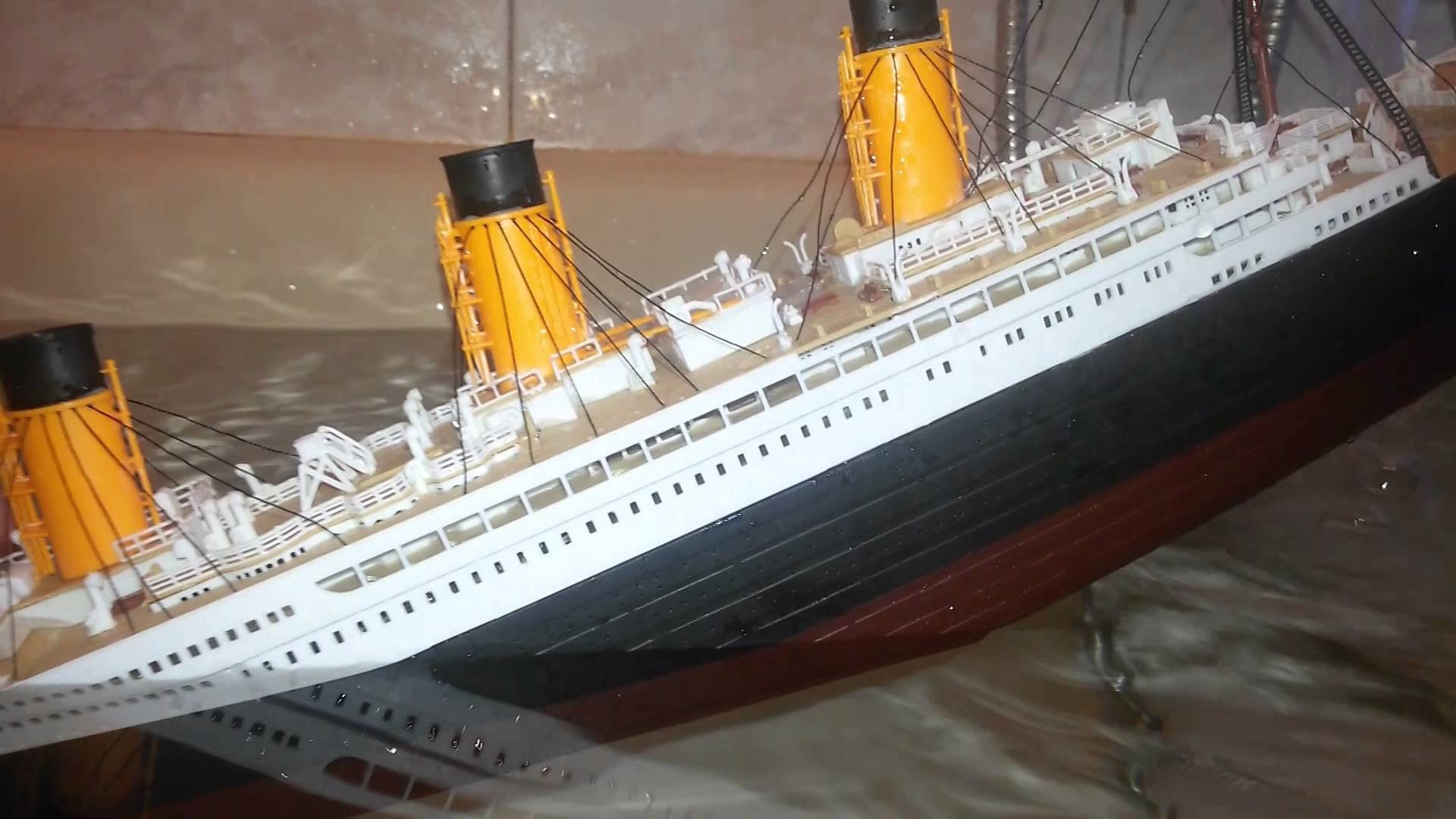 1920x1080 Titanic model sinking