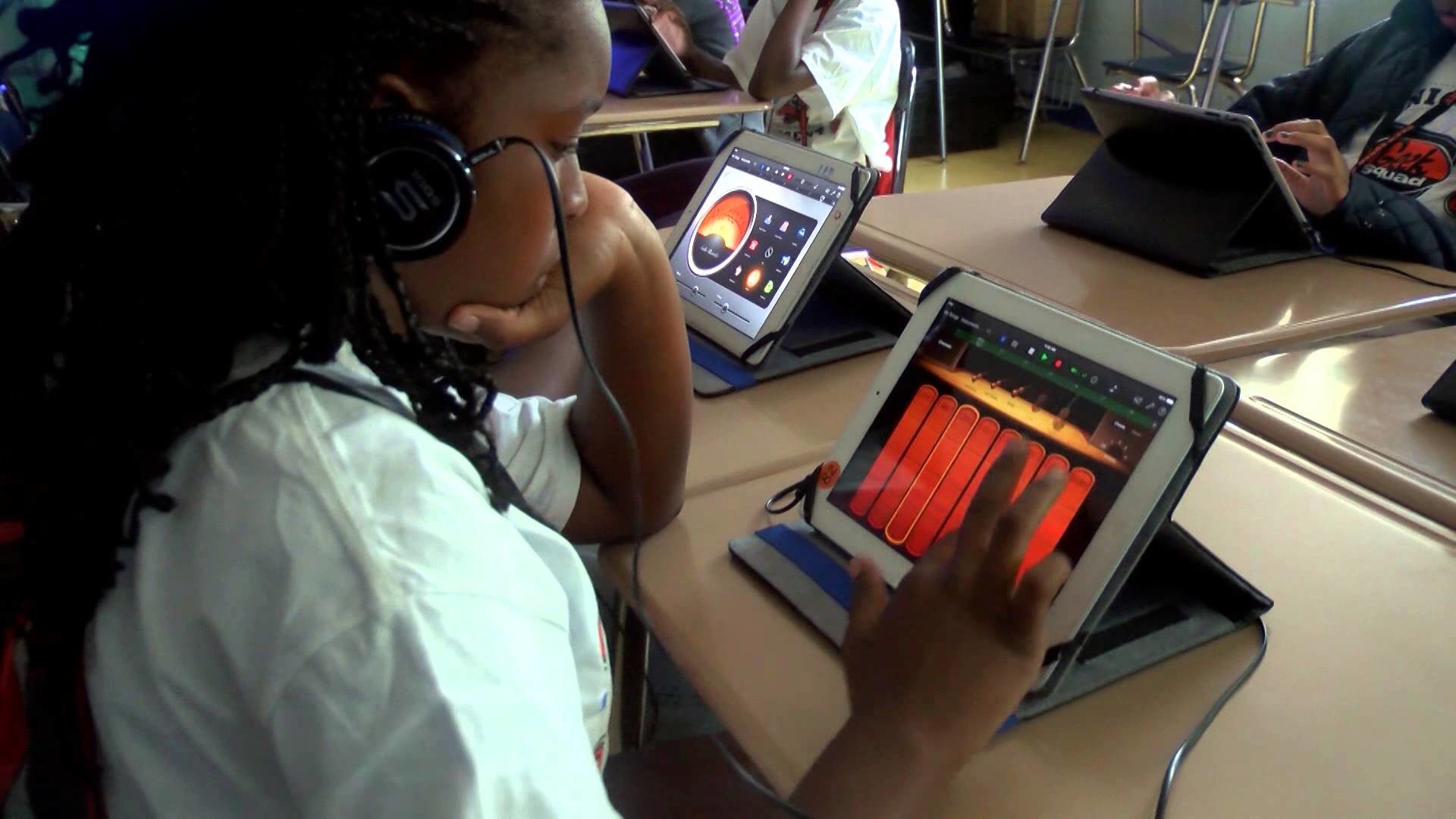 1920x1080 Students use latest technology at Best Buy's Geek Squad Academy