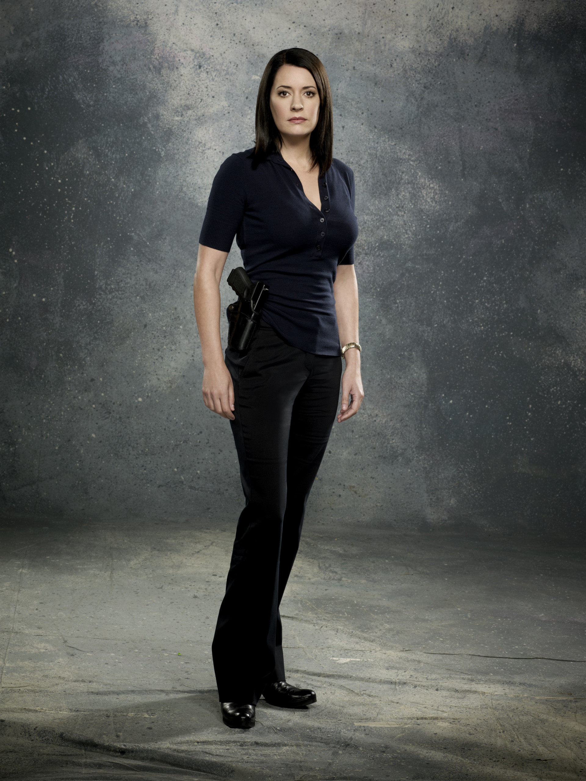 1920x2560 Actress Paget Brewster looks slim with her long height