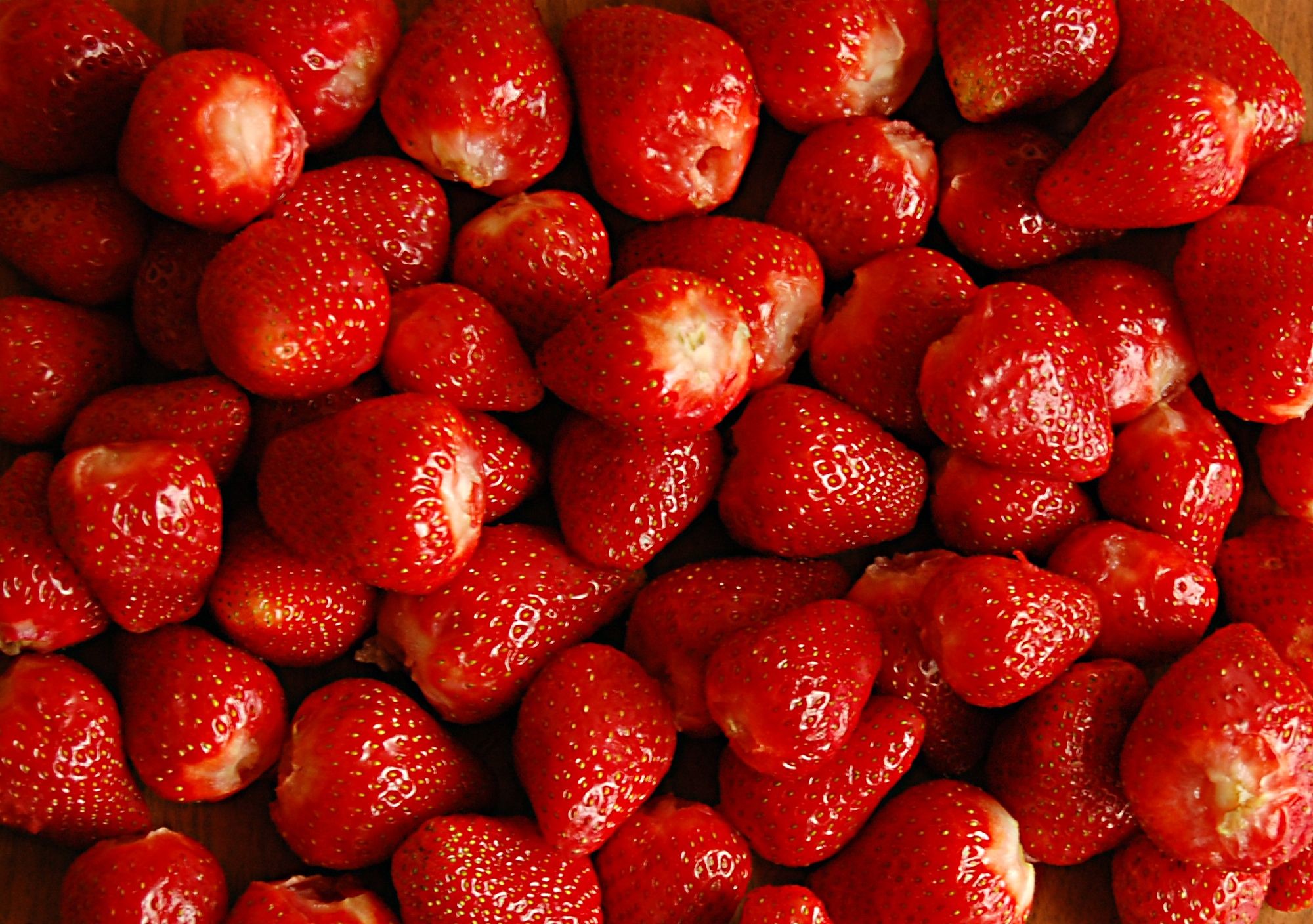2000x1408 Free Adorable Strawberries Wallpaper