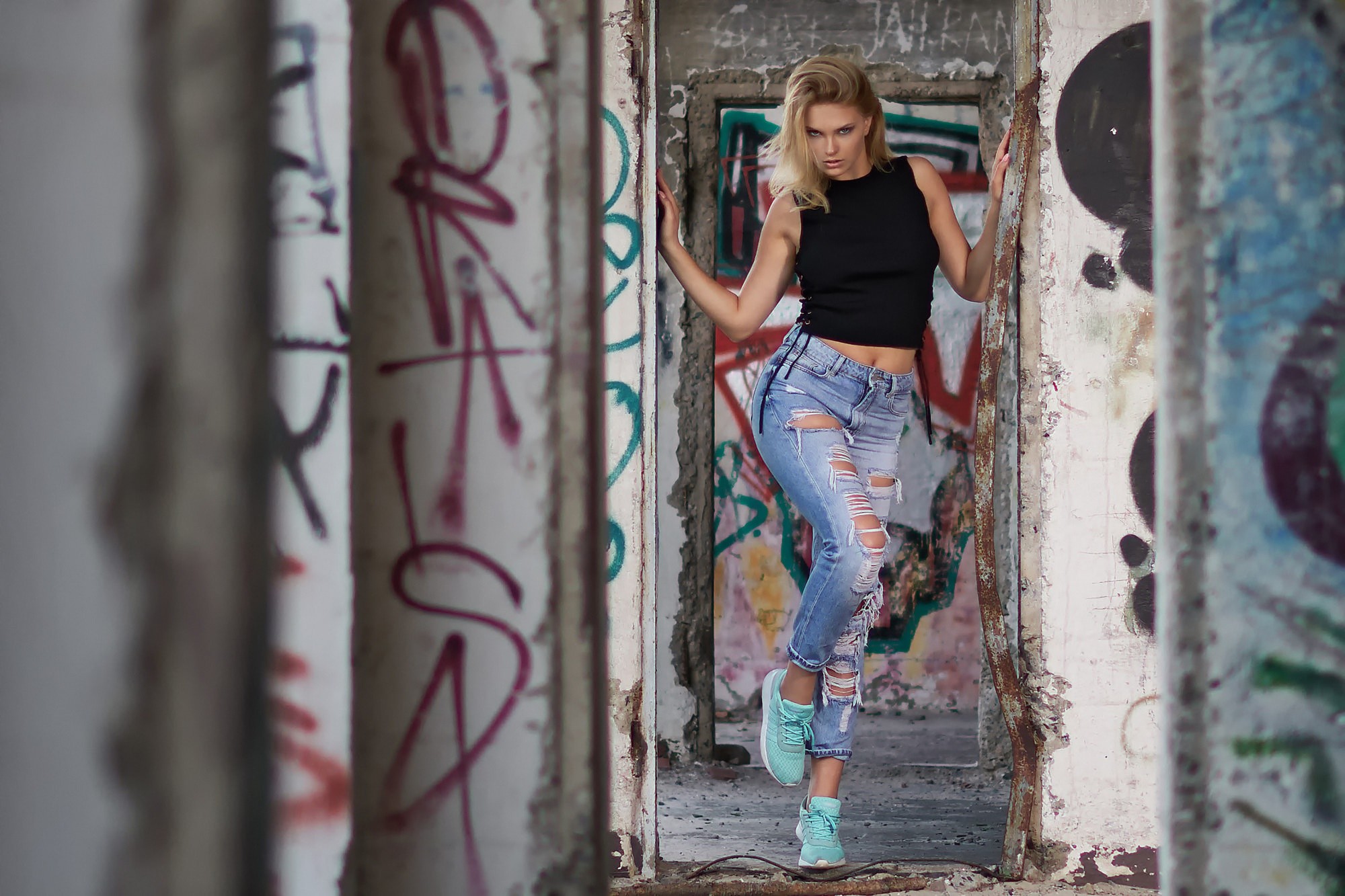 2000x1333 #black tops, #ruin, #ripped clothes, #blonde, #women, #standing, #torn  jeans, wallpaper