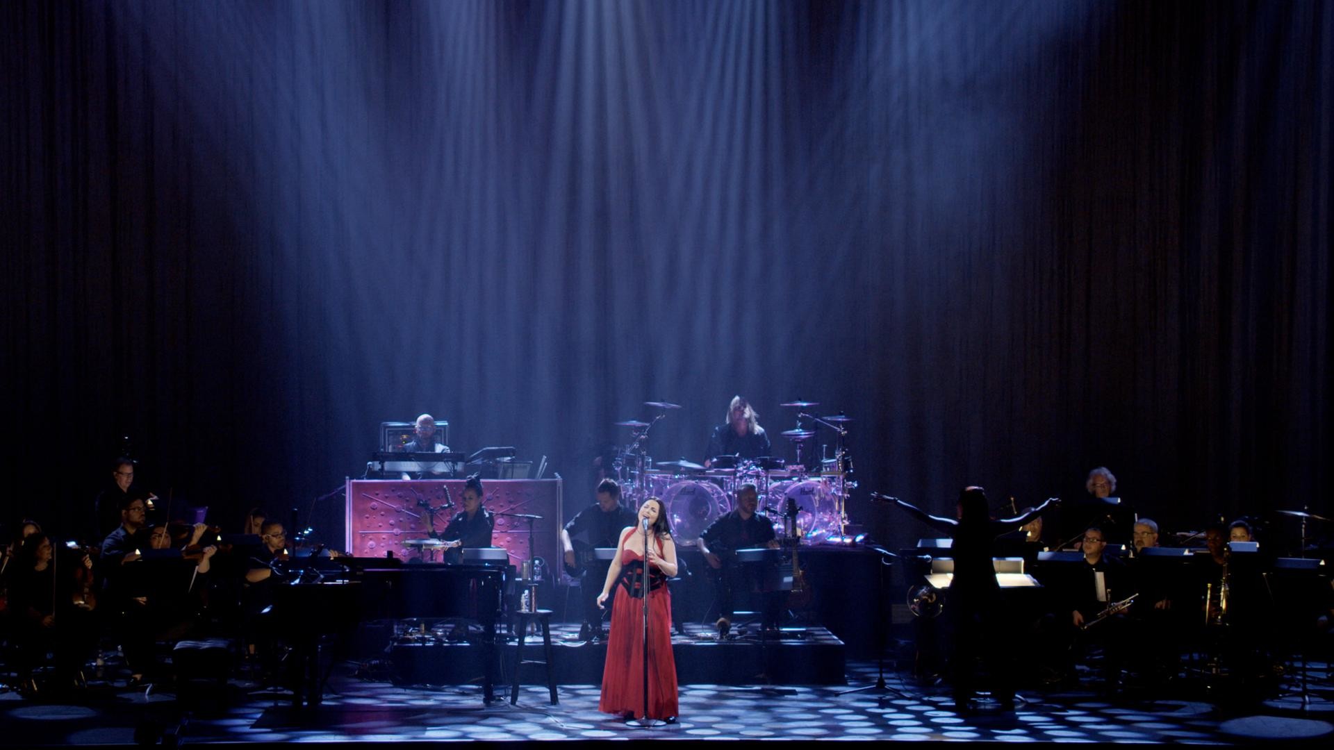 1920x1080 Amy Lee, die SÃ¤ngerin von Evanescence steht in einem roten Abendkleid auf  einer schwarzblau beleuchteten