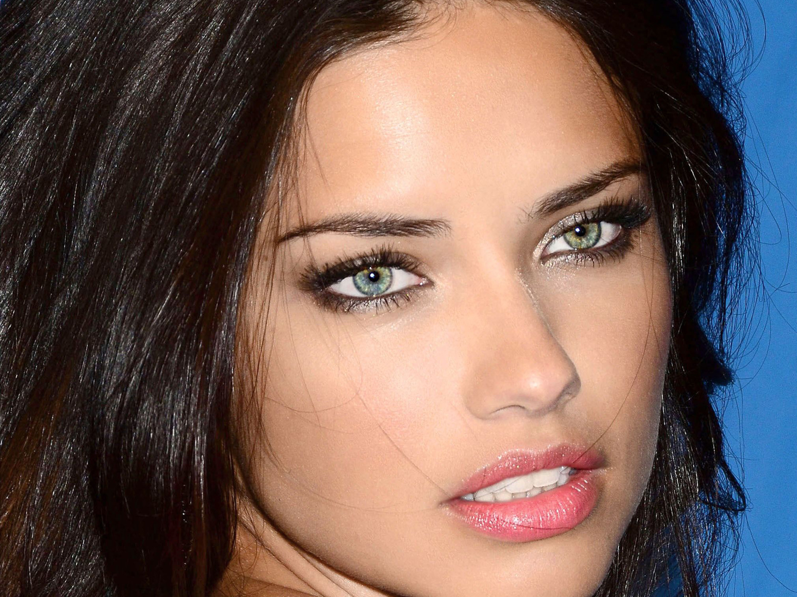 2560x1920 Adriana Lima Victorias Secret In NYC | Free Desktop Wallpapers for  Widescreen, HD and Mobile