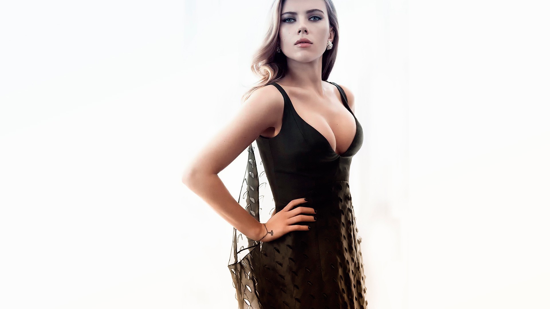 1920x1080 Scarlett Johansson in Black Wallpaper