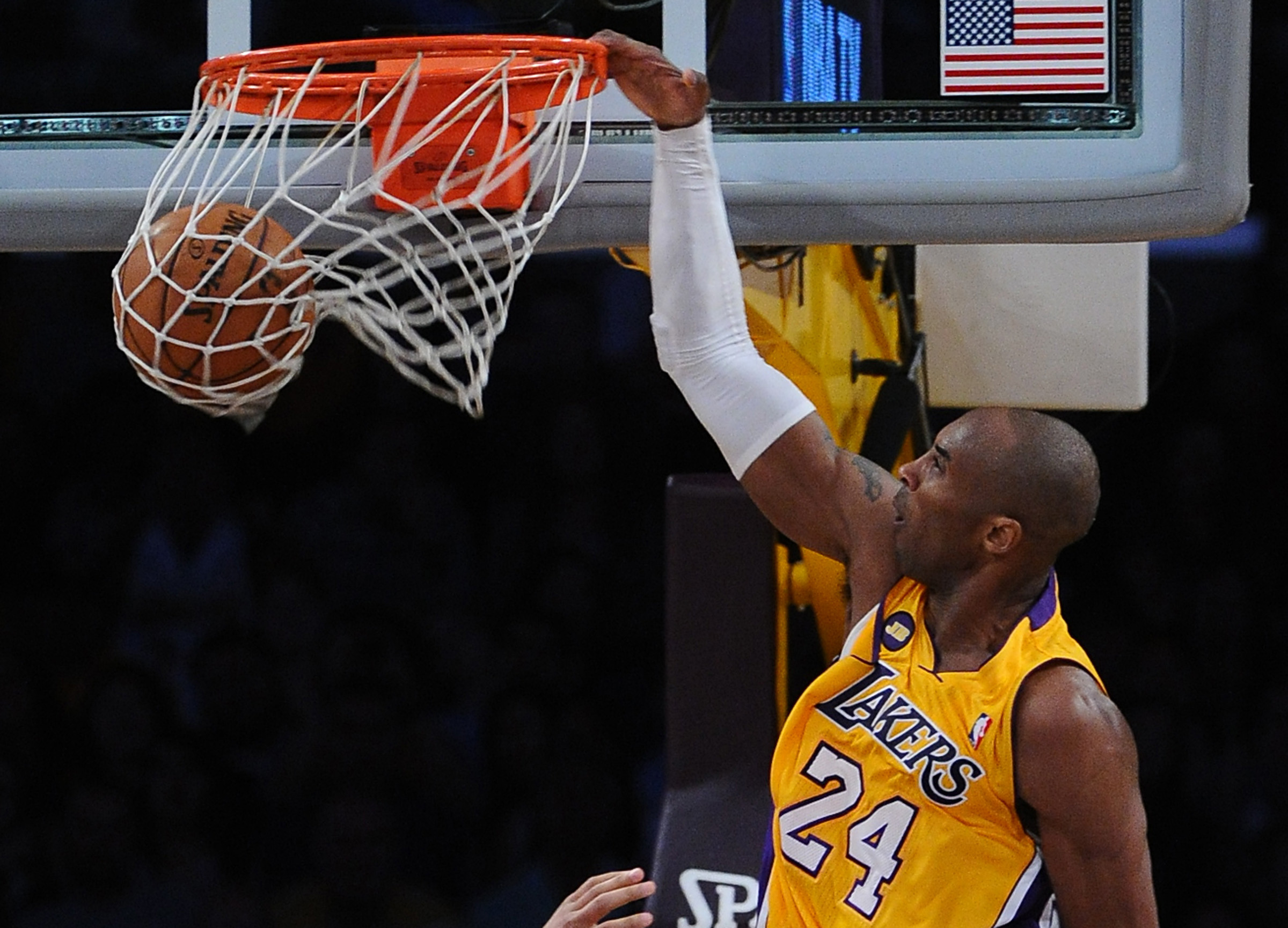 2400x1730 Kobe Bryant 2014 Dunk Hd Images 3 HD Wallpapers