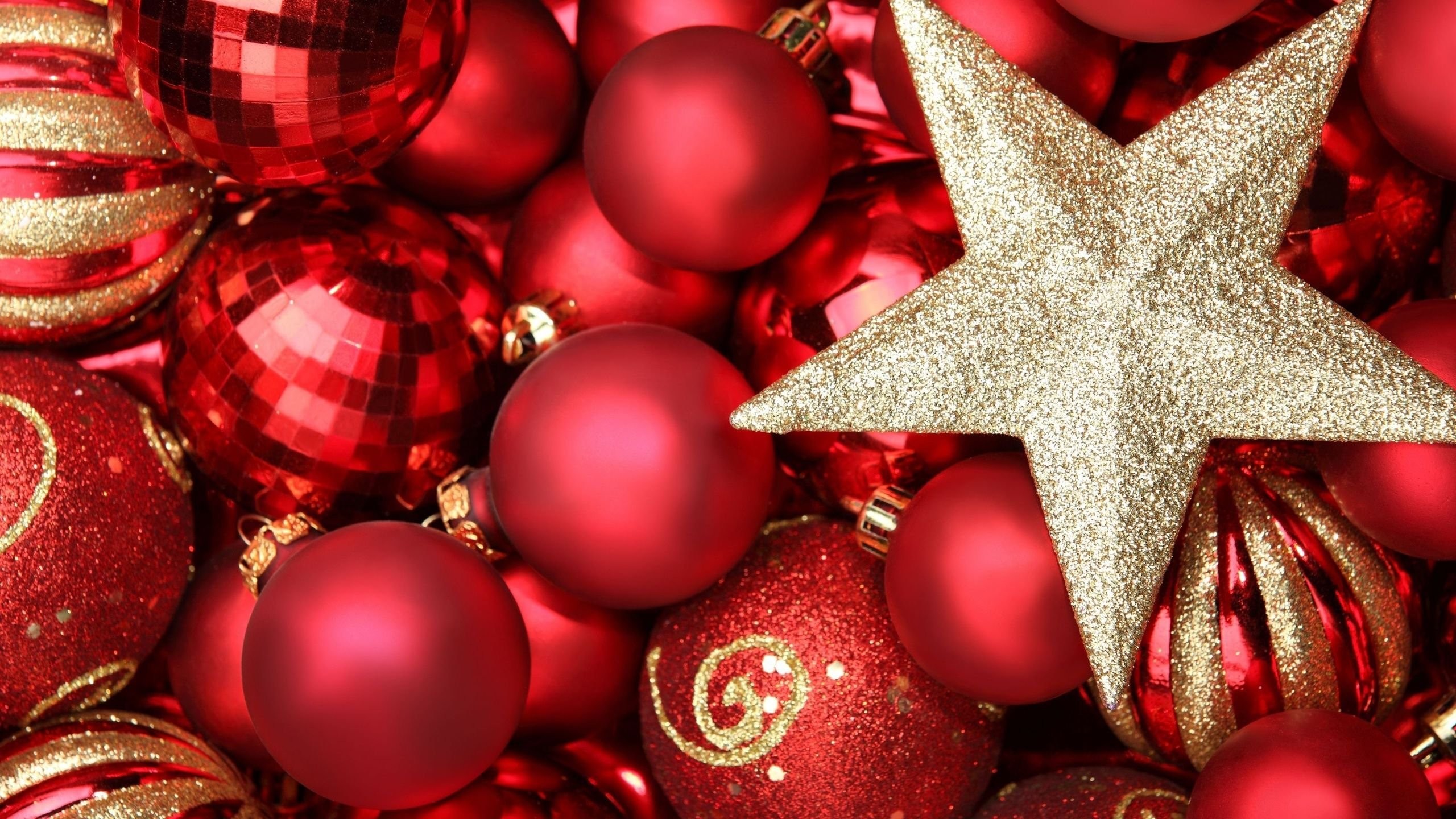 2560x1440 Red And Gold Christmas Ornaments
