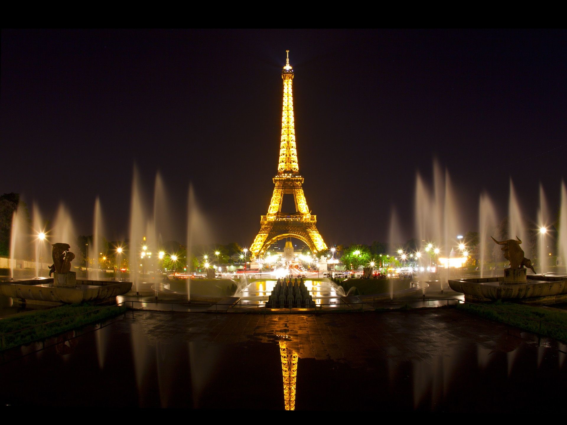 1920x1440 Eiffel tower paris night wallpaper