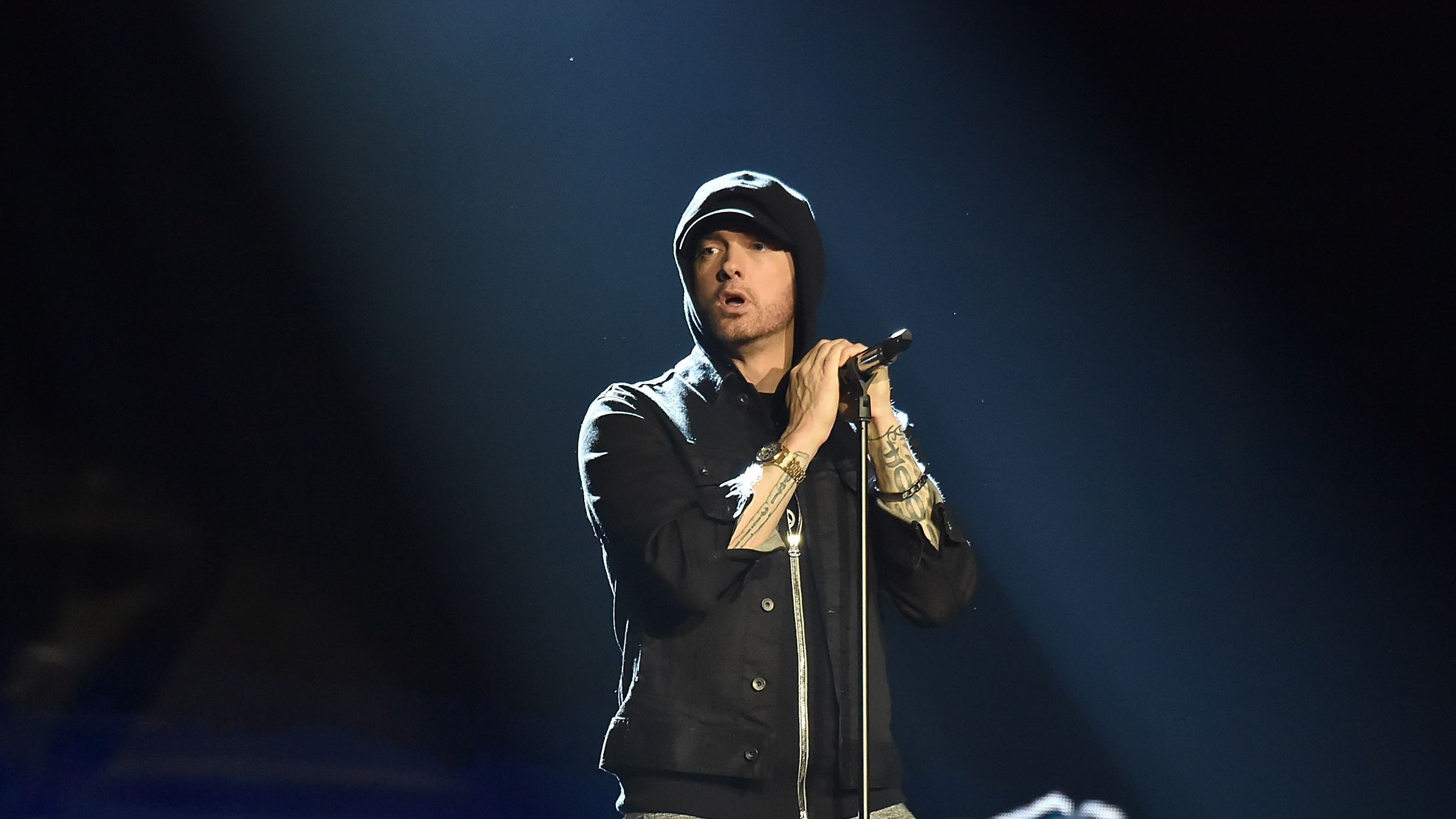 2390x1344 Eminem And Skylar Grey Give An Intimate Performance Of 'Walk On Water' At  The EMA - MTV