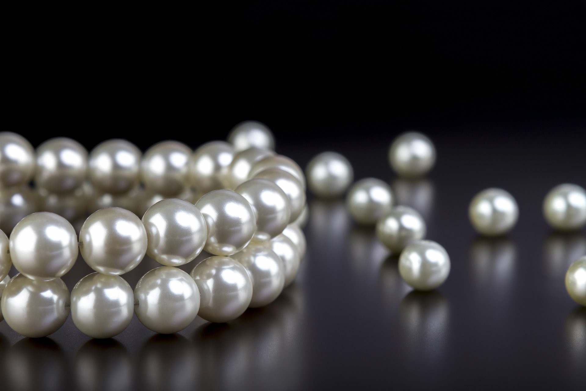 1920x1280 pearl beauty necklace shine placer white pearls elegant luxury present blur  bokeh close up wallpaper.