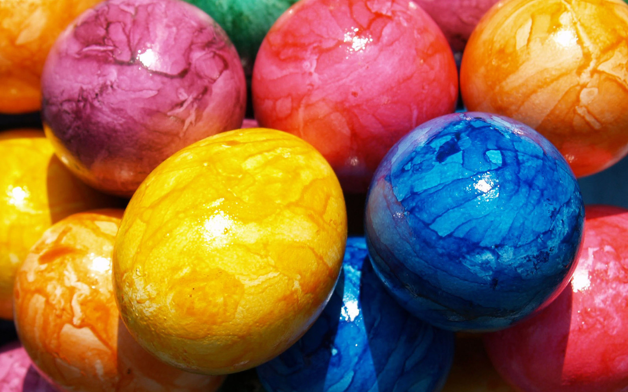 2048x1280 Download Wallpaper 1080x1920 Easter, Holiday, Eggs, Colored .