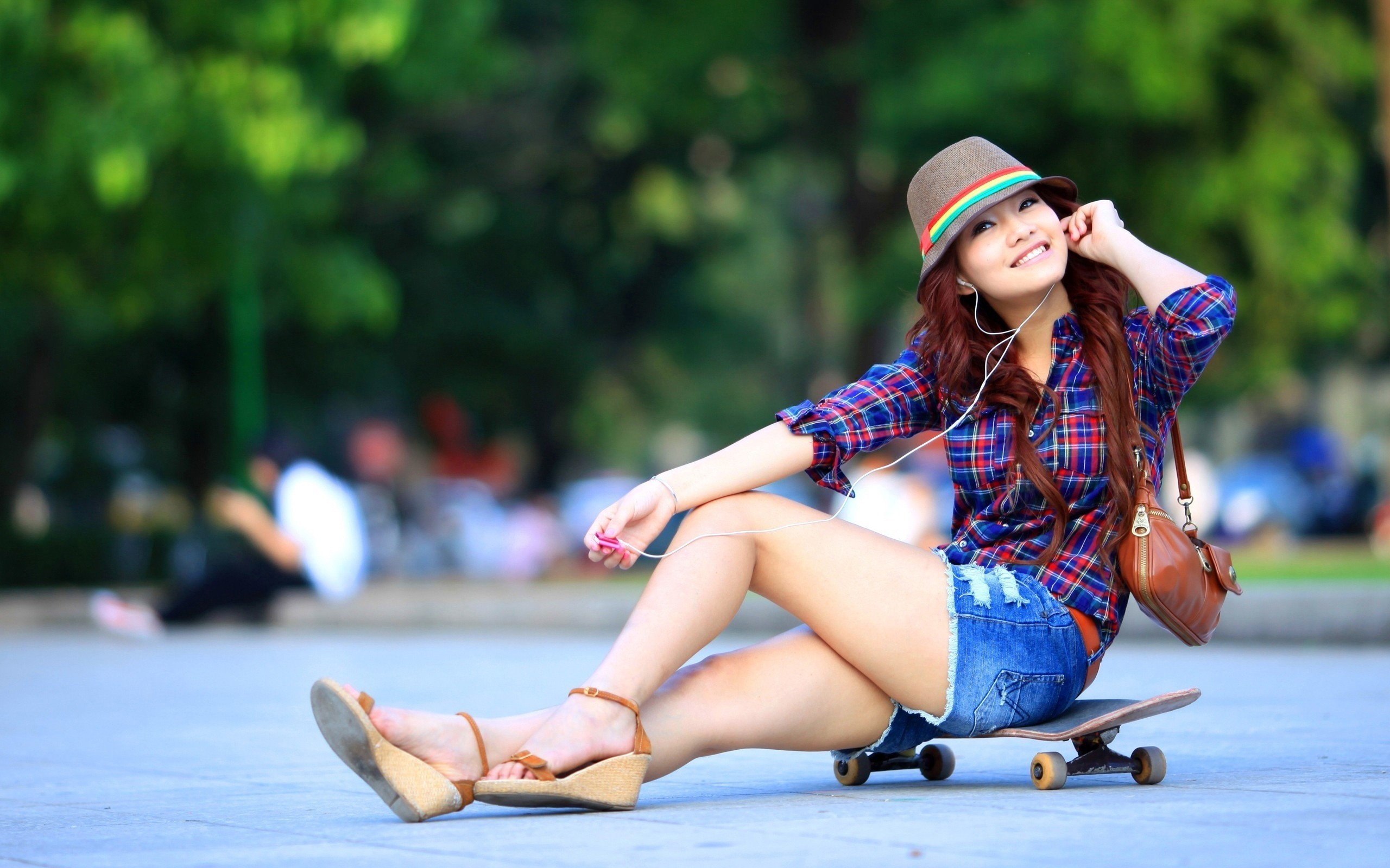 2560x1600 ... Girl sitting on a skateboard
