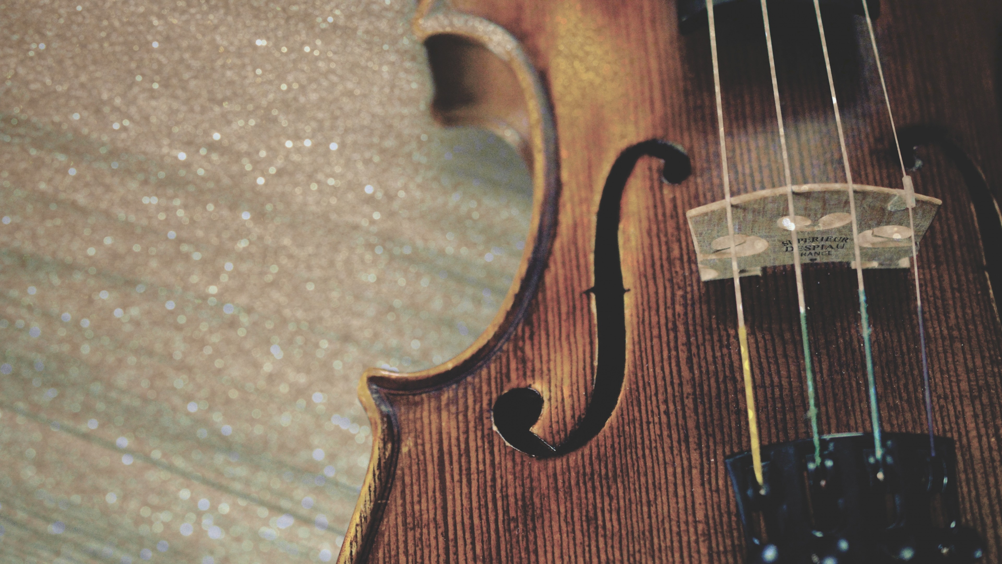 3840x2160 Preview wallpaper violin, strings, wooden 