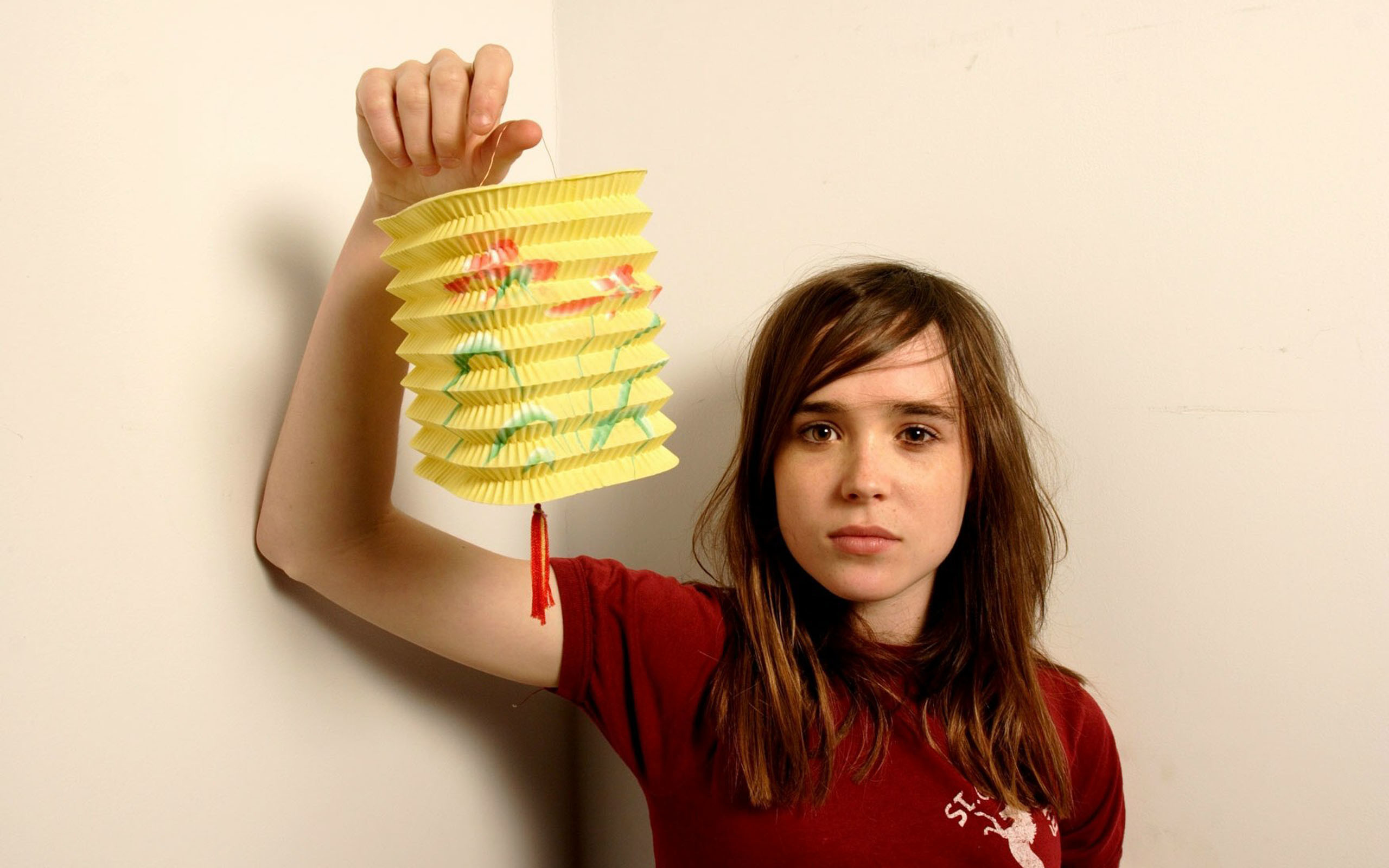 2560x1600 Celebrity - Ellen Page Wallpaper