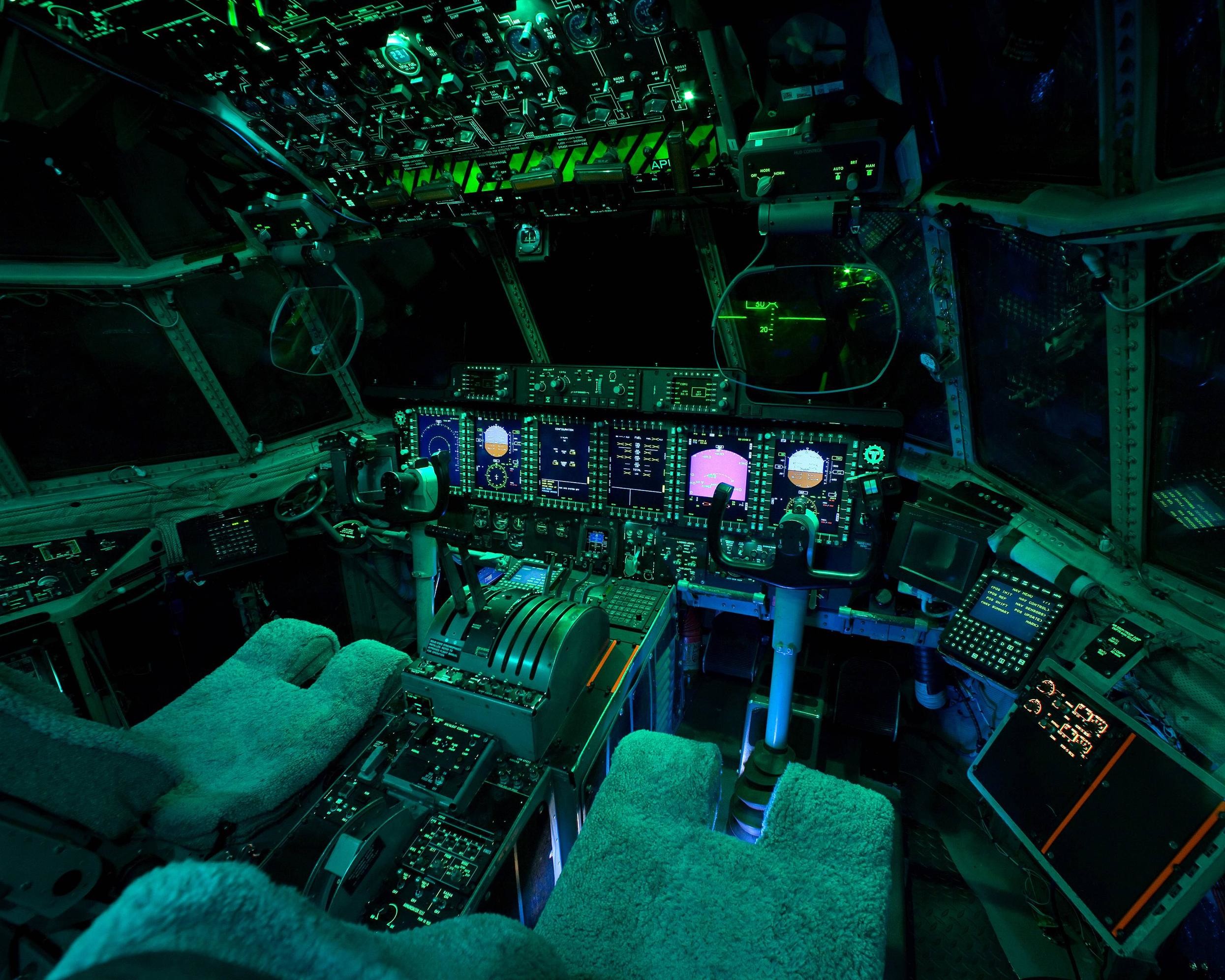2490x1992 Cockpit of a C-130