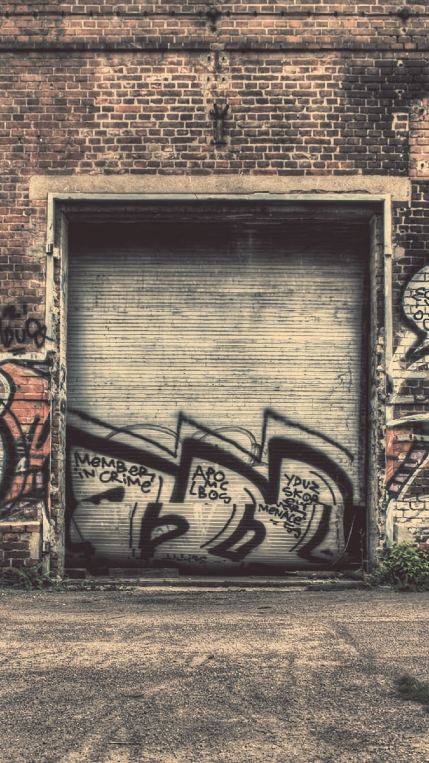 1440x2560  Wallpaper wall, city, graffiti, street, old