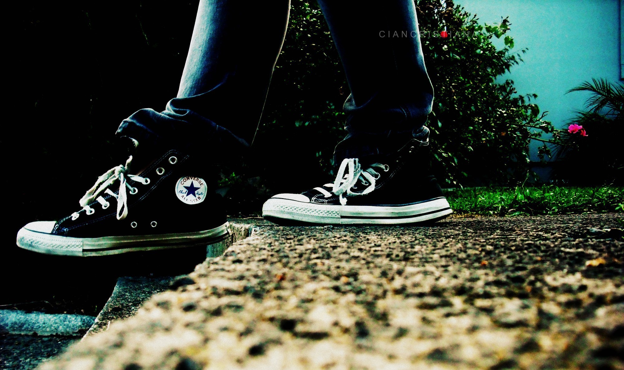 2000x1186 Converse jeans and shoes wallpapers and images .