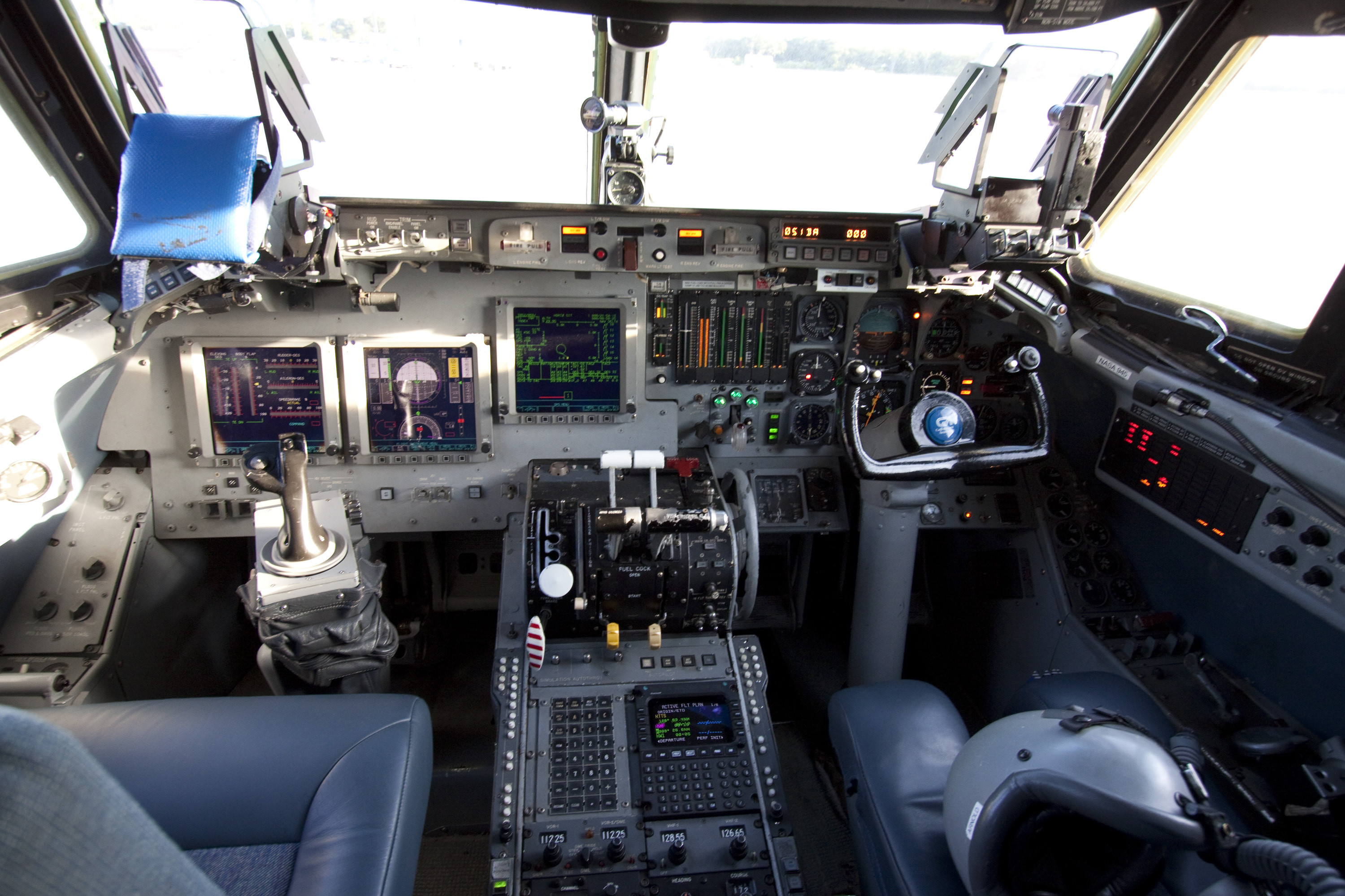 3000x2000 Gulfstream II Cockpit