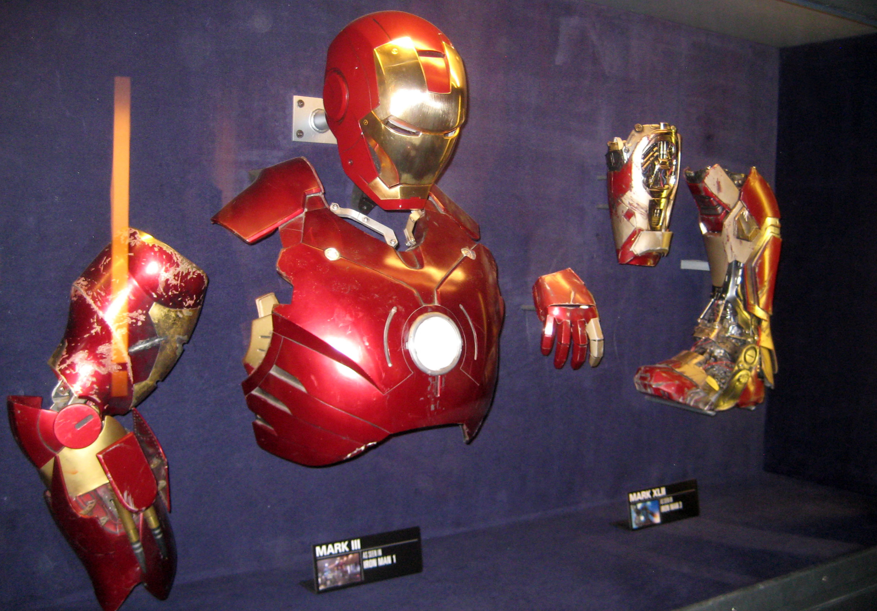 3000x2092 Disneyland-Iron-Man-Hall-of-Armor (22)