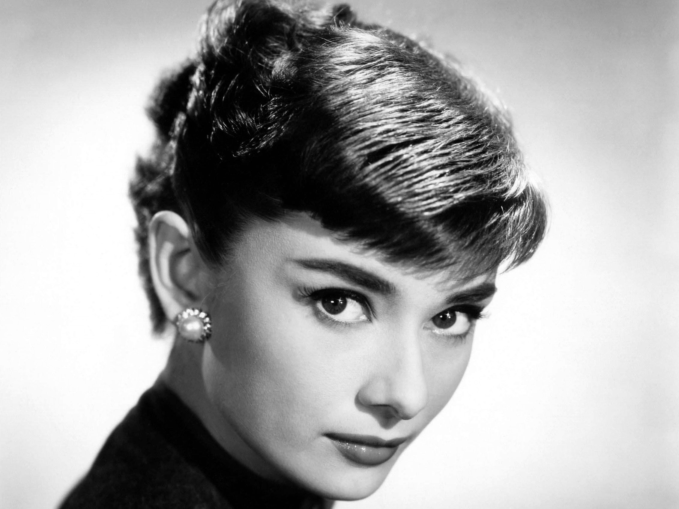 2264x1698 Celebrity - Audrey Hepburn Wallpaper