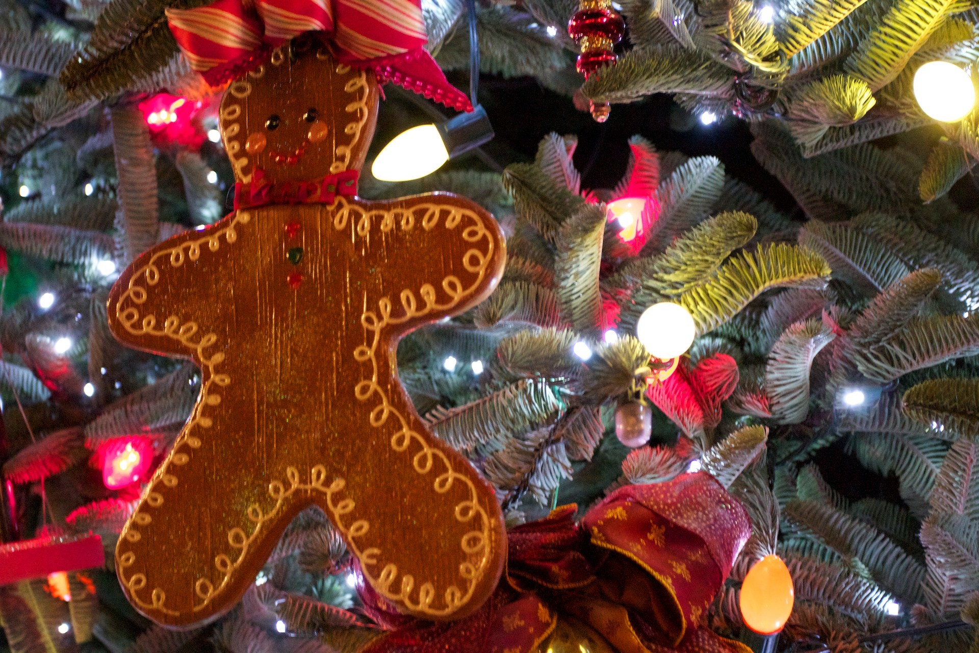 1920x1280 christmas tree with ornaments and gingerbread man wallpaper