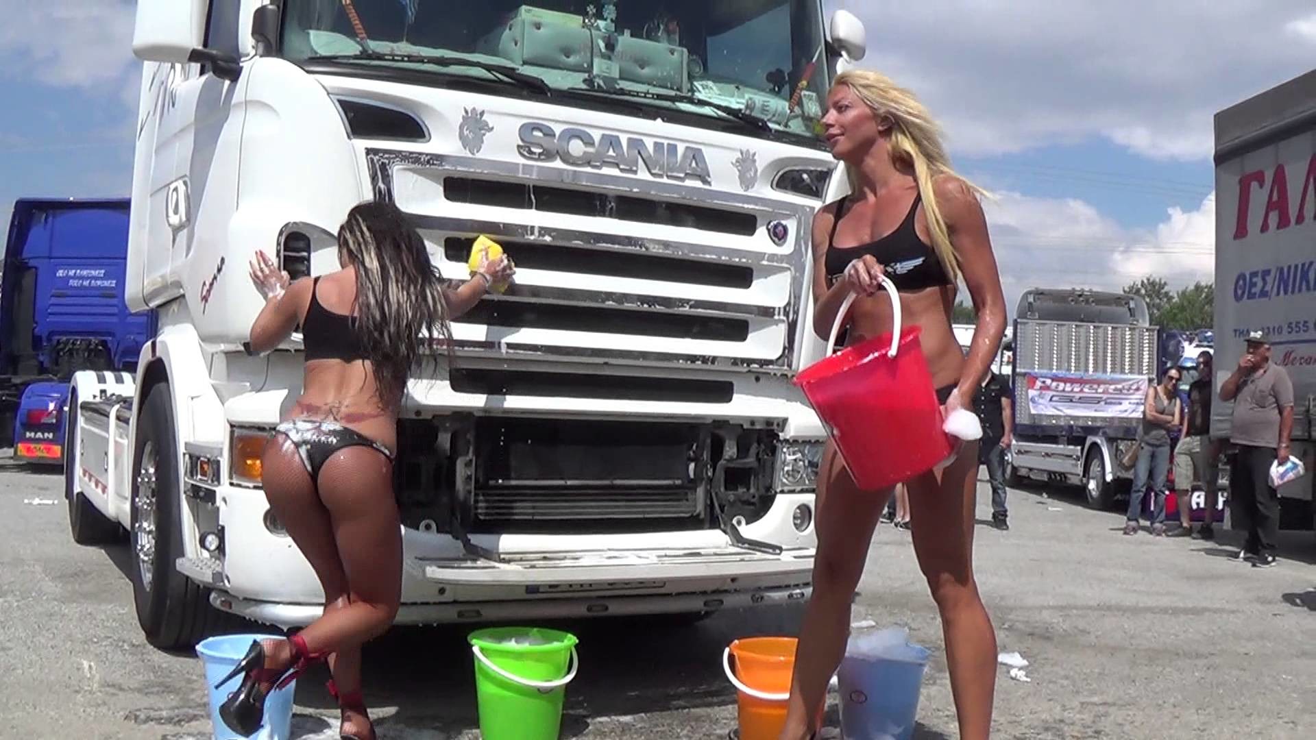 1920x1080 Truck Wash-Gikas Scania! (the brunette girl is really cute & sexy)