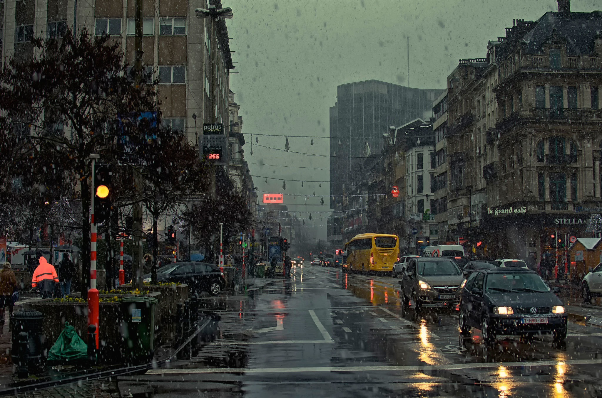 2048x1356 Rain in City HD Wallpaper