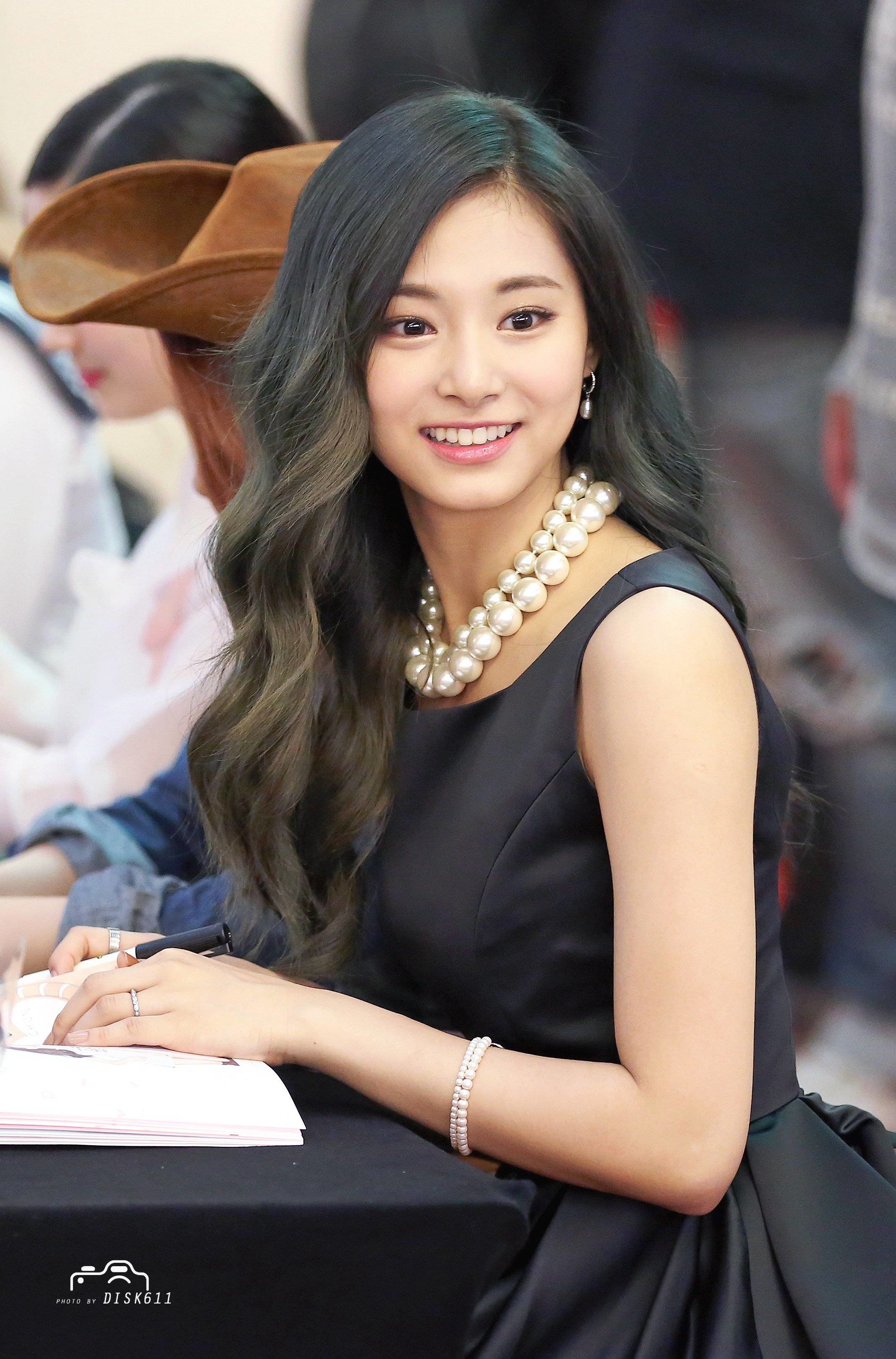 2135x3236 Tags: K-Pop, Twice, Tzuyu, Android/iPhone Wallpaper