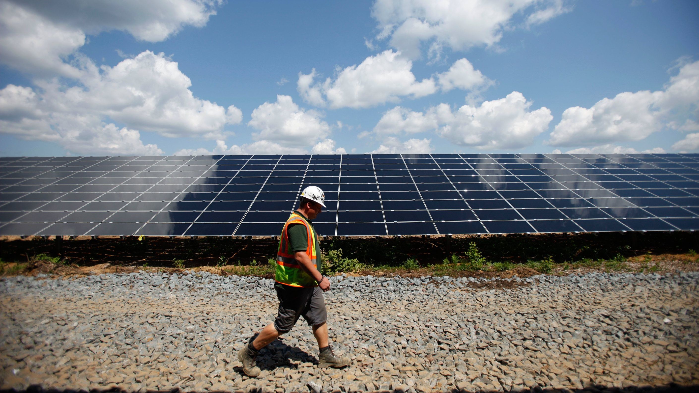 2820x1587 Apple is building a massive farm of solar panels to power its new campus —  Quartz