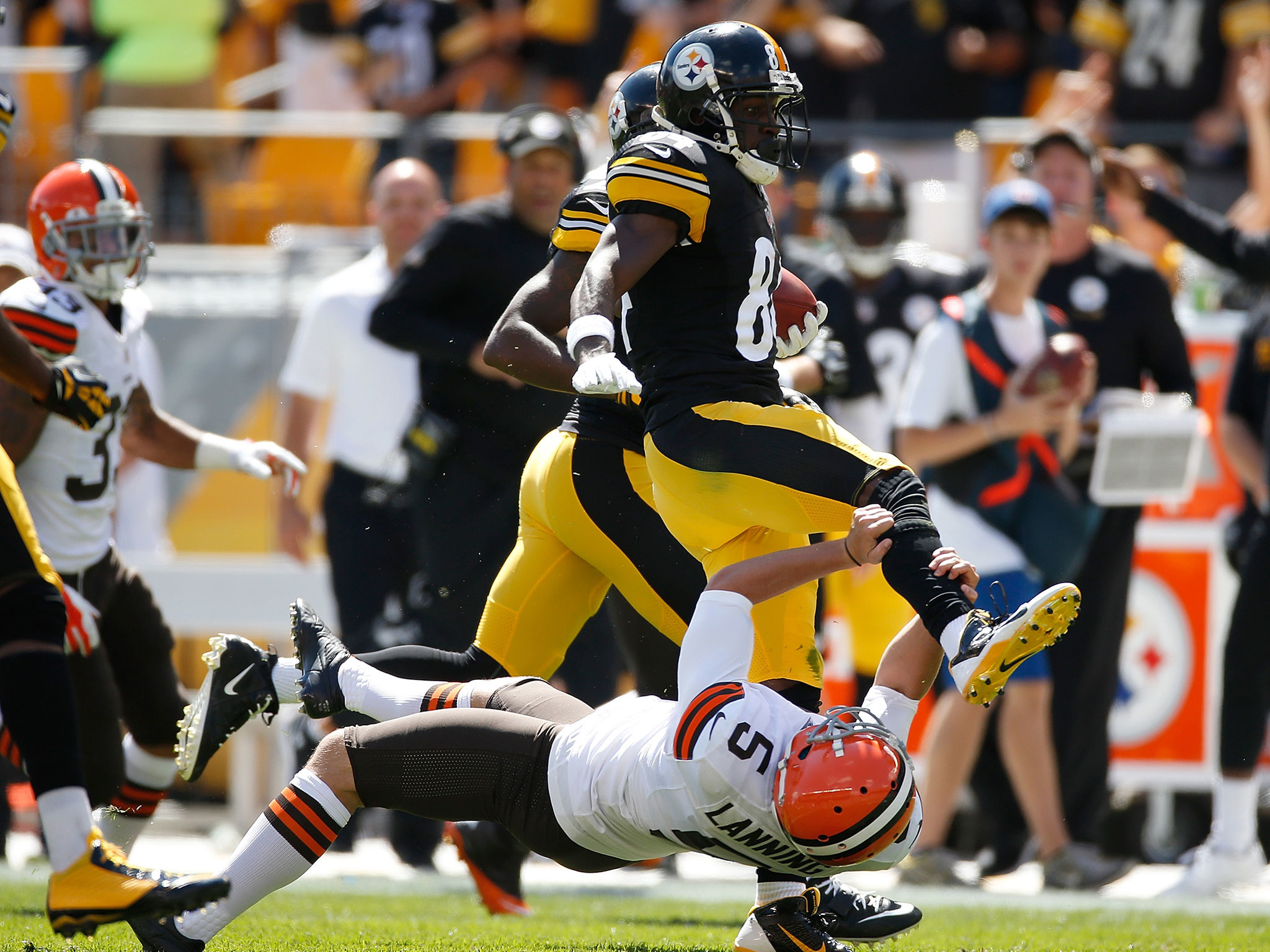 2048x1536 Antonio Brown karate kicks Spencer Lanning in the face during Pittsburgh  Steelers victory over Cleveland Browns | The Independent