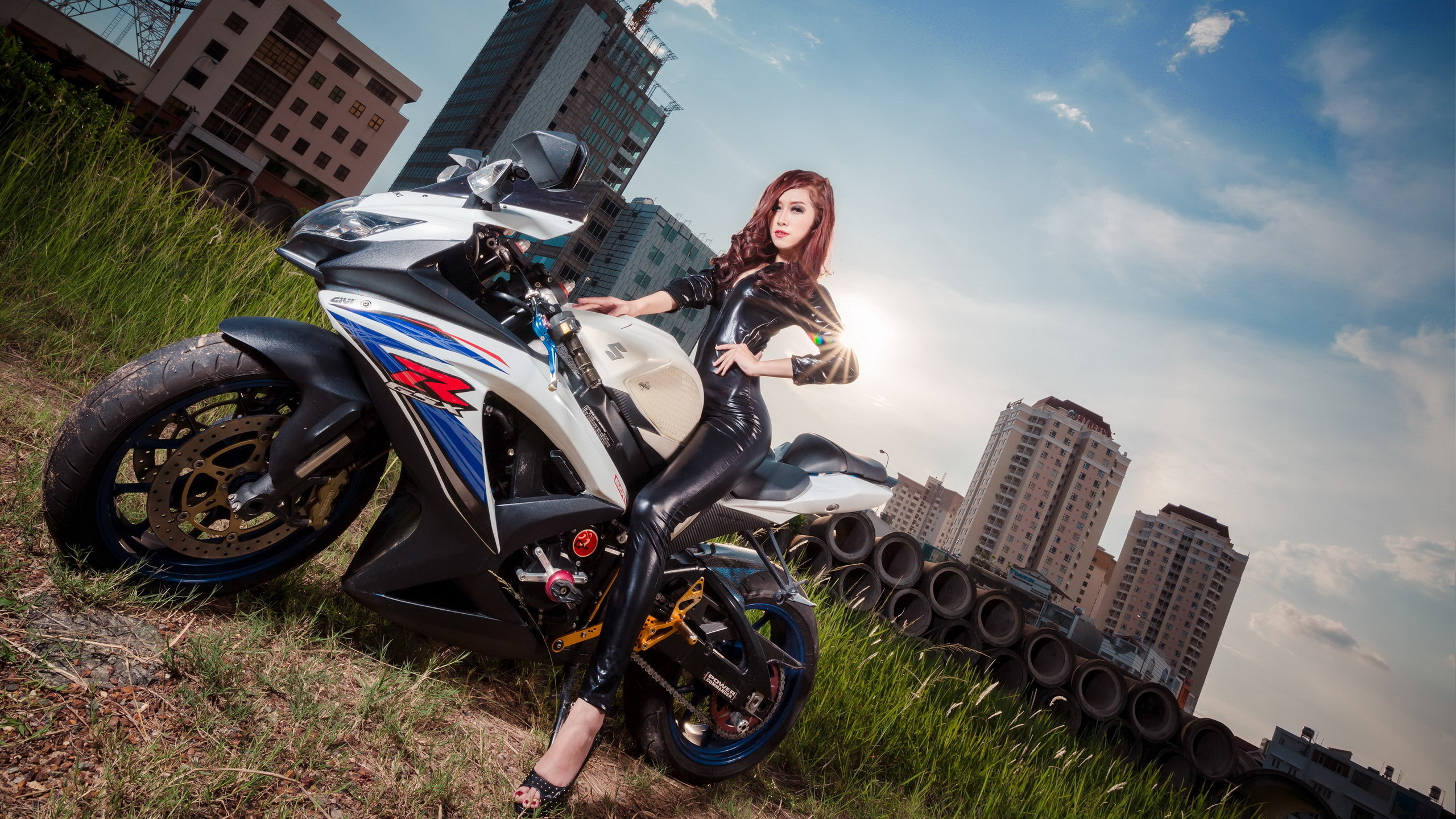 2560x1440 jumpsuit asian latex Suzuki motorcycle wallpaper