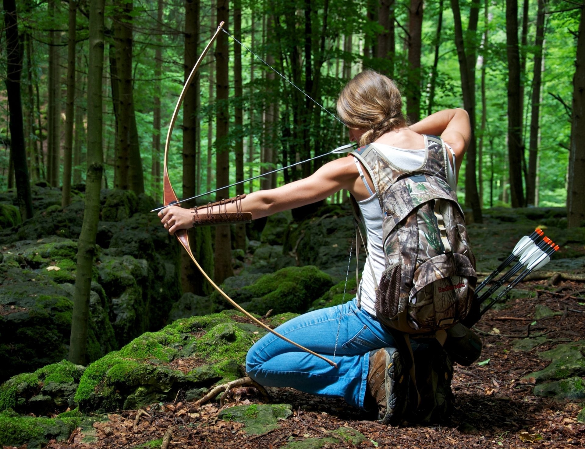 1920x1476 woman bowhunting archery pose