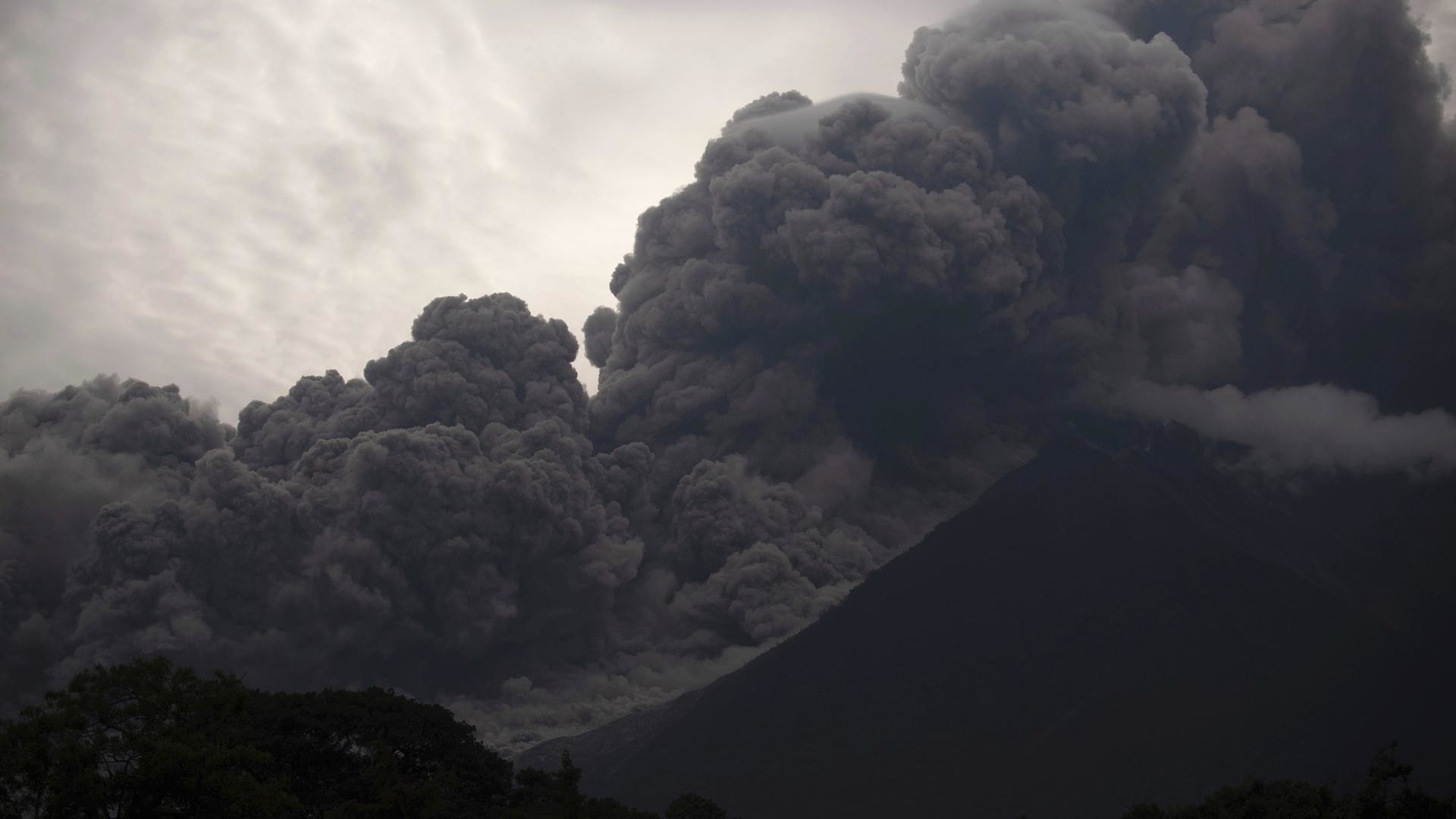 1920x1080 Der Feuervulkan in Guatemala spuckt kilometerweit Asche.