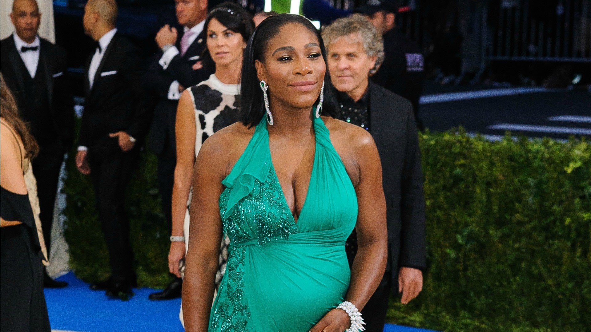 1920x1080 2 weeks after baby, & Serena Williams is already back in her short shorts