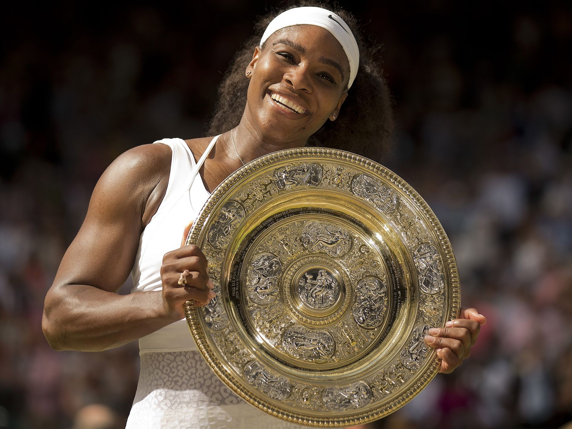 1920x1440 Serena Williams poses at the trophy presentation after